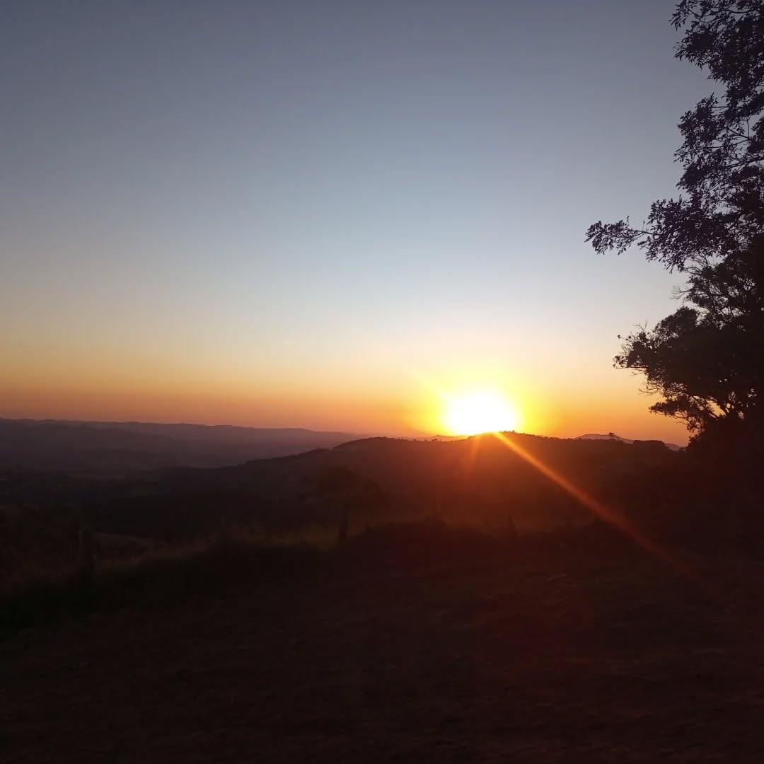 Colina dos Sonhos: Pôr do Sol em Socorro - SP
No alto da Colina dos Sonhos, o tempo parece desacelerar. A cidade de Socorro, no interior de São Paulo, revela toda sua beleza sob a luz dourada do entardecer. Lá do topo, o horizonte se estende em tons quentes, e o sol, em despedida serena, pinta o céu com pinceladas de laranja, rosa e dourado.
É um momento de contemplação. A natureza se cala, os ventos sopram suaves, e o coração se enche de paz. O pôr do sol na Colina dos Sonhos não é apenas uma paisagem — é uma experiência. Um convite ao silêncio, à gratidão e à conexão com tudo o que é simples e essencial.
Quem visita, leva consigo mais do que fotos: leva memórias, leveza e a certeza de ter presenciado um espetáculo único.