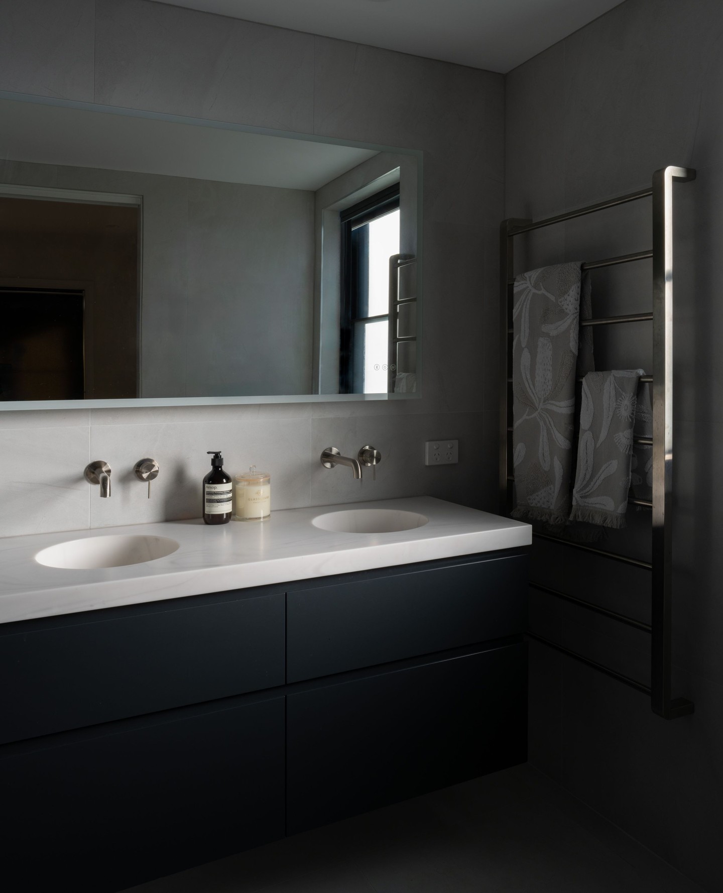 Winter sunlight giving this Balmain ensuite all the moody vibes.
Shot for @unistruct.building