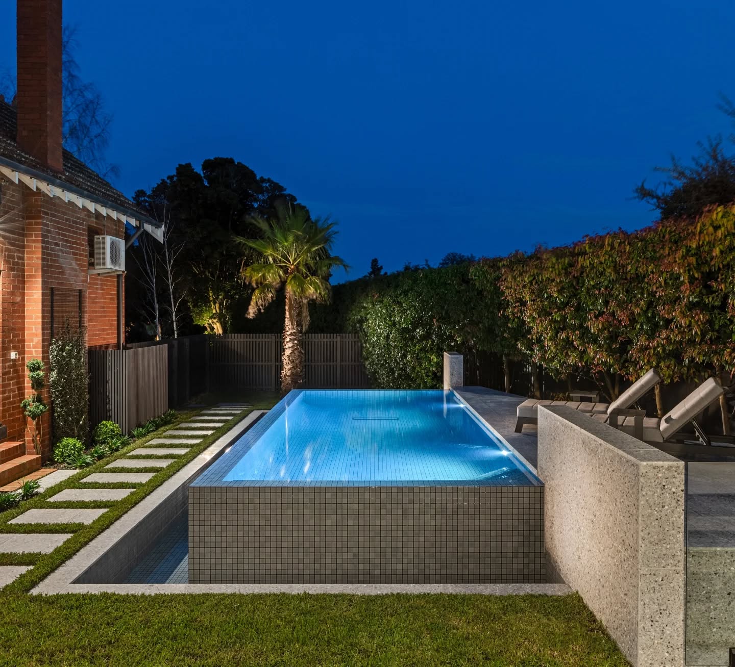 Photographic perfection π€πββοΈπ
πΈ @patrickredmondphotography1
#camberwell
#baysidepools
#bayside
#landscapedesign
#landscape
#wetedge
#infinitypool
#thepooltilecompany