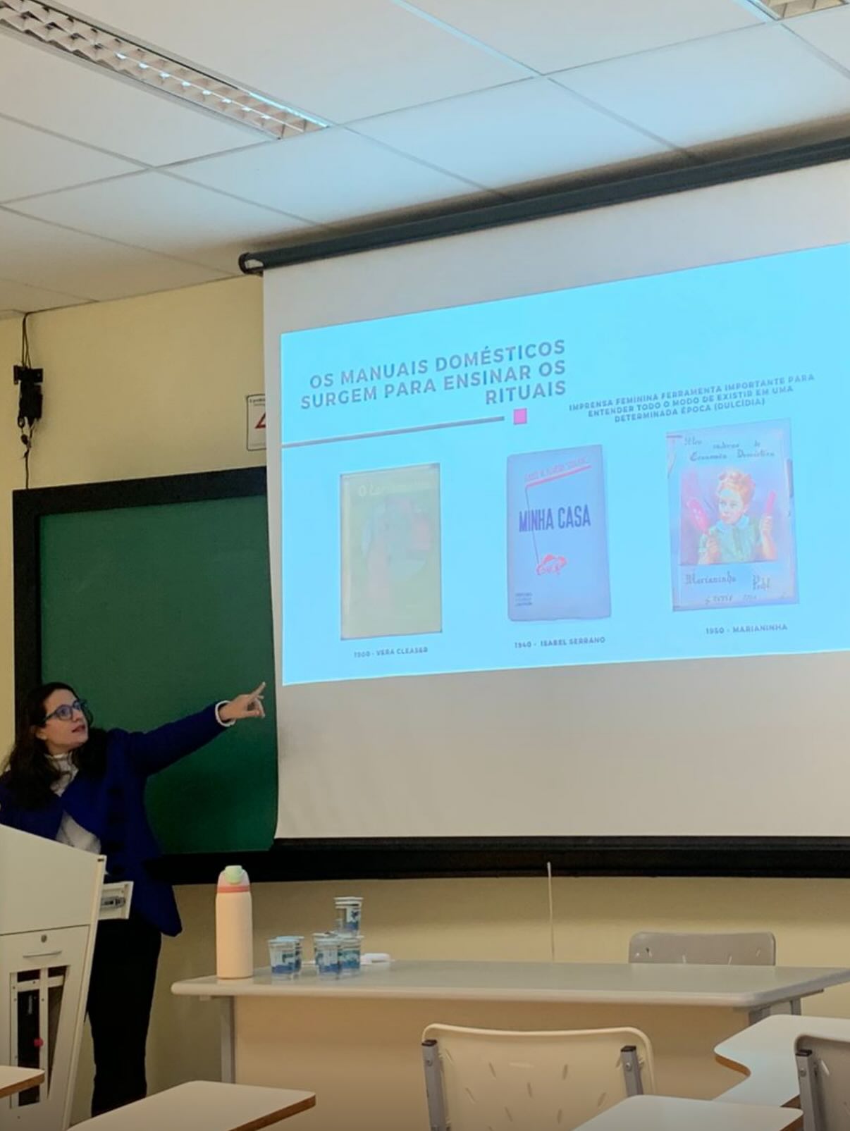Fim de semestre de alunoprofessor devia ser modalidade olímpica.
Apresentei o mapeamento que fiz de como a gente foi construindo o que entendemos na casa brasileira como bagunça e organização a partir dos manuais domésticos do século 19 e início do 20, no congresso Internacional da abes
Mas também teve a melhor troca do mundo com colegas, professores que inspiram e me acolhem, banca de alunos, que agora são colegas, avaliação final da turma, pesquisa pra minha pesquisa, um frio congelante na cidade universitária e meu olhar obsessivo vendo sinais do meu tema por todos os lados. Pra quem me viu por lá e deu oi, obg pq eu amo tirar as pessoas do online ❤️
Ah, a arte é da @cienciadagente