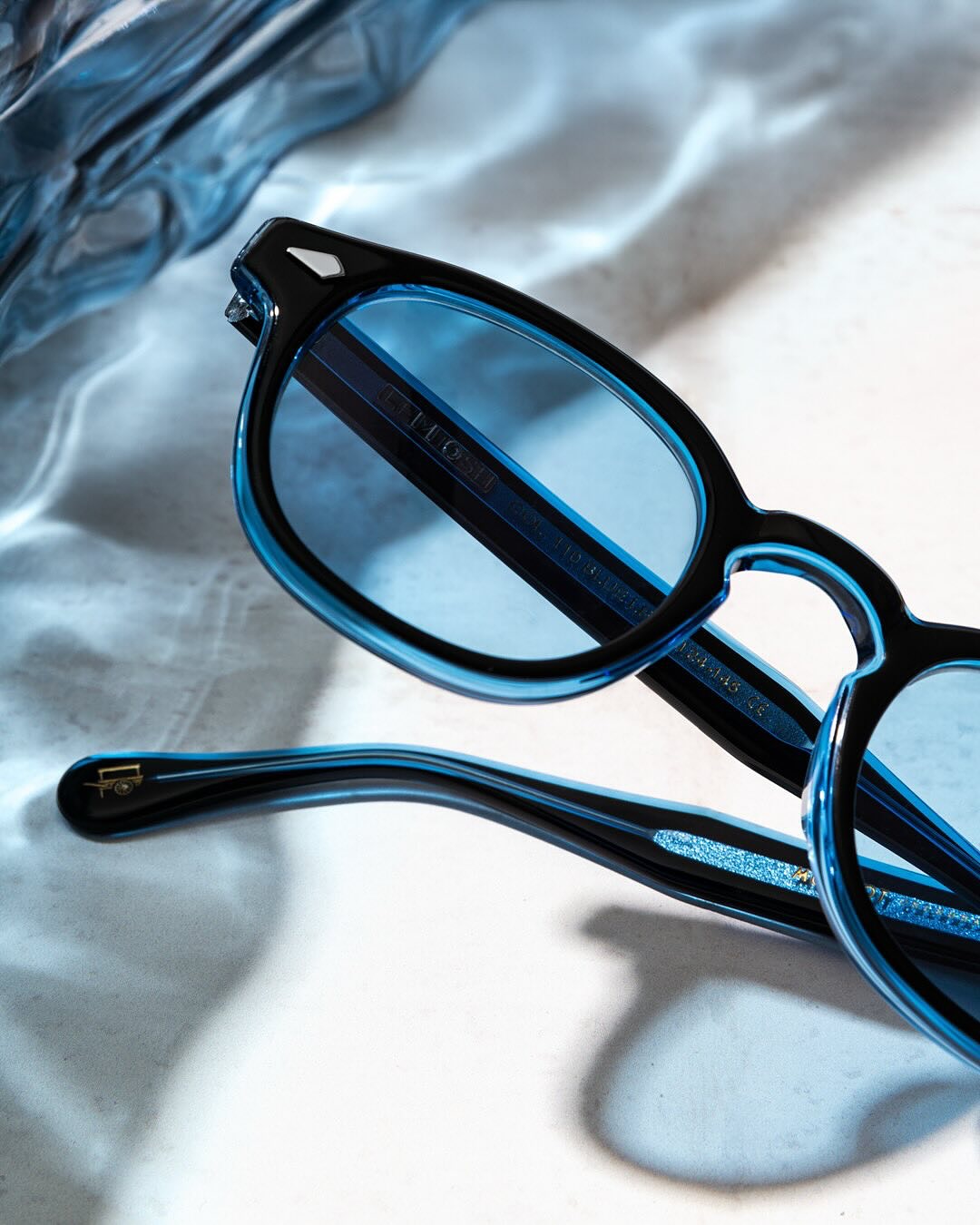 Celebra i 110 anni di MOSCOT con la
NUOVA LEMTOSH Anniversary Edition!
Realizzata con acetato blu stratificato di prima qualità e Tinte personalizzate TM immerse a mano.
Questa uscita esclusiva è stata progettata da Zack Moscot (5a generazione) e commemora il nostro storico 110° anno nel business.
#moscot #moscotoriginals #moscoteyewear #moscotnyc #moscotmoments #moscotlemtosh #limited