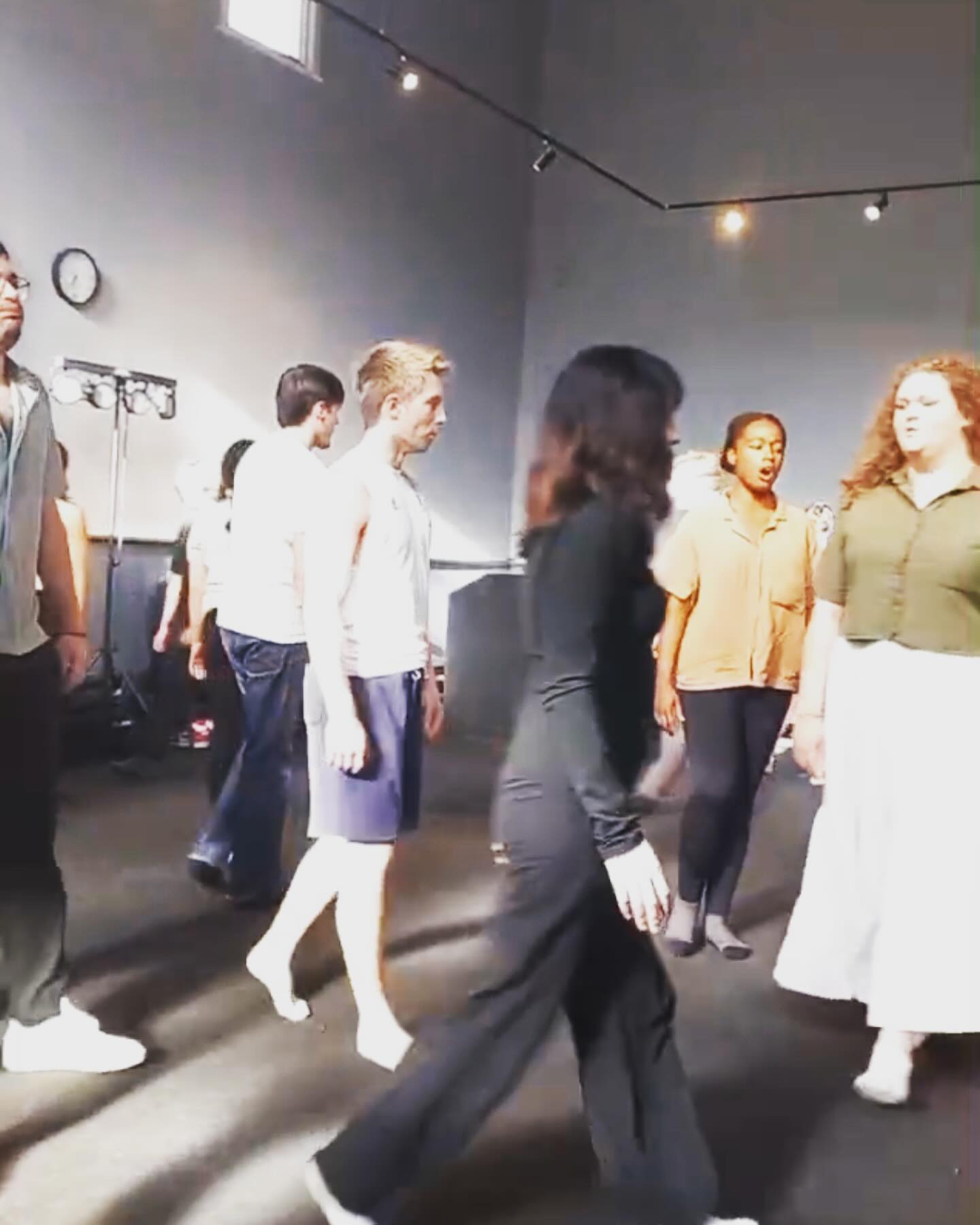 It was so much fun to lead a voice workshop for the incredibly talented students @theactingstudioaf last week. It was a hot evening but the voices were great! You guys rock! 🥰❤️🗣️
#voice #actorslife #voicecoaching