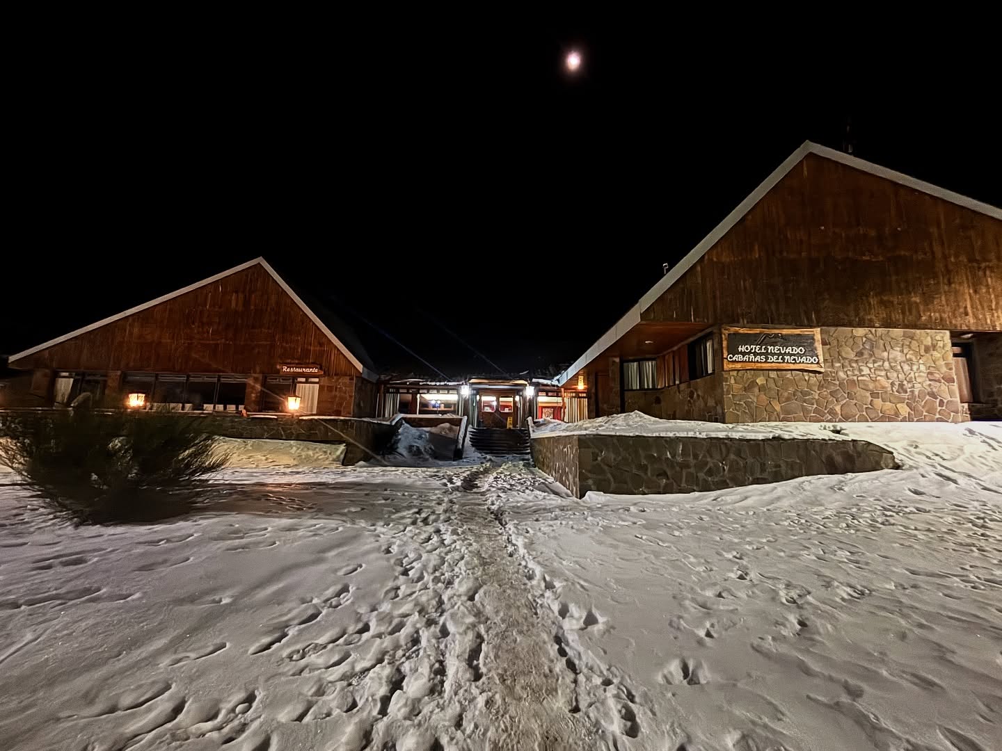 El Hotel Nevado de Noche, tan cálido que garantiza unos dulces sueños 🌙
#caviahue #nieve #pueblonieve