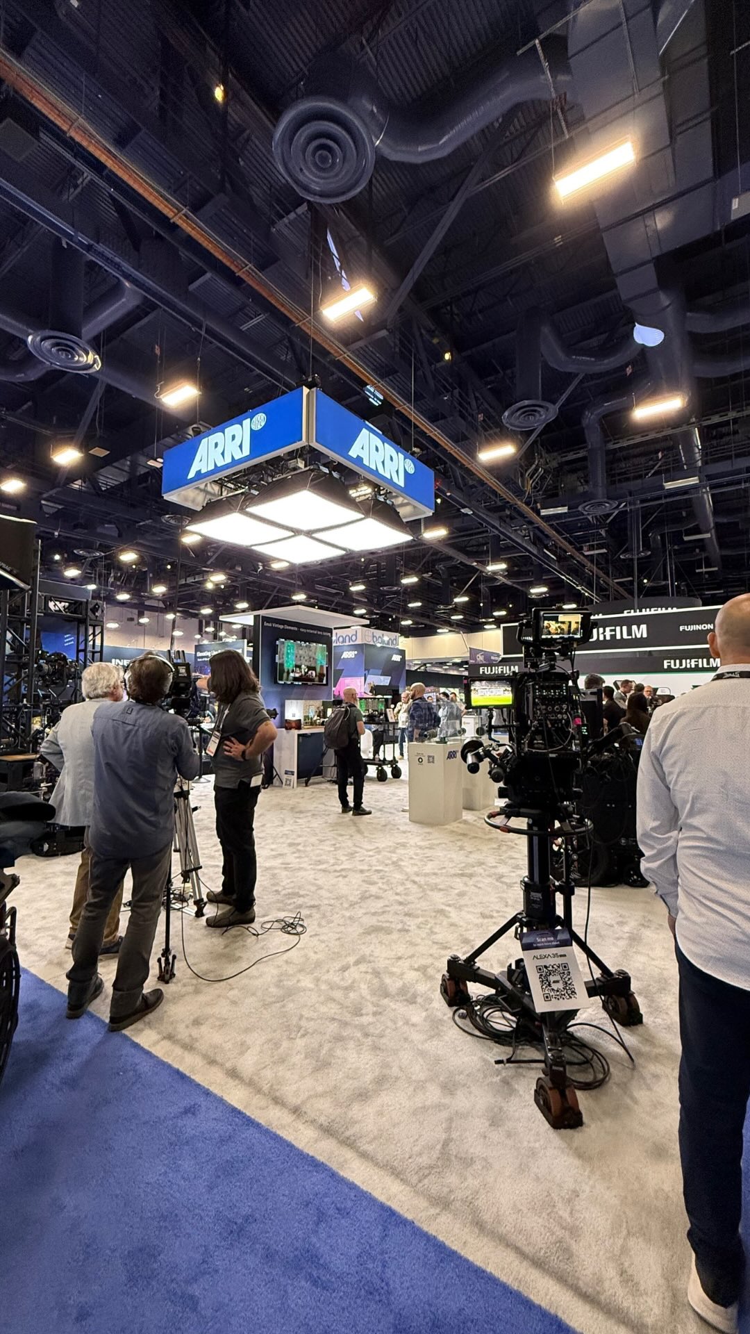 Conocimos este producto en #NabShow2025 🎥 Un mini tanque con enchufes, tracción y actitud 😎 ¿Plataforma de energía móvil o carrito para el crew? No lo sabemos. Solo podemos decir: el arte de los audiovisuales siendo audiosuales. 🎬💥 Ni nosotros entendimos cómo, pero seguro funcionaría en una producción. 😂
#NABShow2025 #NABShow #audiovisual #audiosual #audiovisuales #produccionaudiovisual #videoproduction #videomaking #videography #cinematography #filmmaker #filmmaking #contentcreation #contentcreator #behindthescenes #memestagram #funnyreel #meme #reels #reelitfeelit #creativecontent #techmeme #broadcast #streaming #virtualproduction #proav #AVTweeps #onair