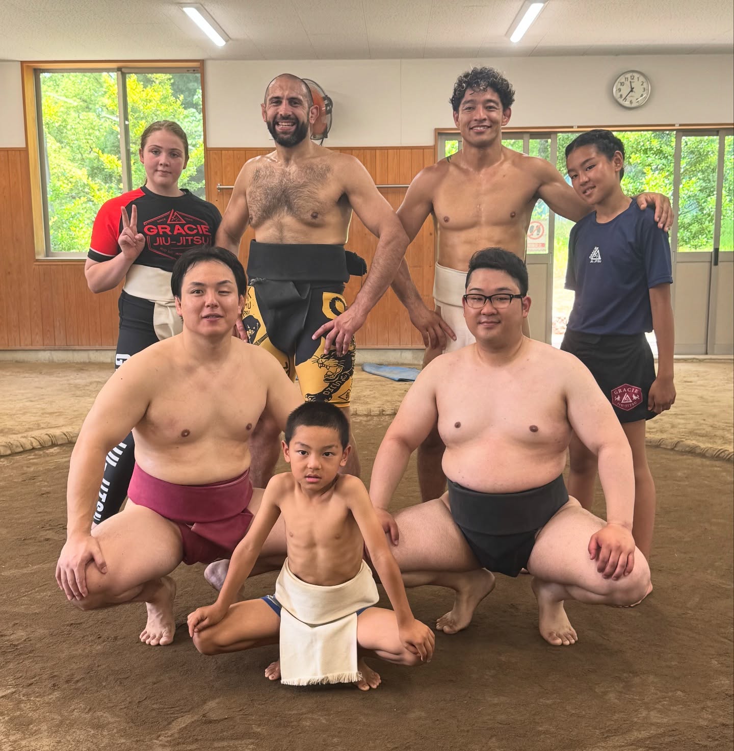 Australia 🇦🇺 × Brazil 🇧🇷 × Japan 🇯🇵
Jiujitsu × Sumo
@ultimate_jiujitsu_club @thiagohatada @mayuhatada @robbiesinghgjjbwd
#sumo #sumowrestlingmatch #sumowrestling #sumodeadlift #sumosquats #sumoexperience #japan #japantrip #japantravel #visitjapan #visitjapanjp #japaneseculture #sumotraining #sumowrestler #sumofighter #sumotraining #sumoworkout #sumosushi #grandsumo #thingstodotokyo #japanitinerary #shiko #suriashi #teppo #tokyo #сумо #sumô #rikishi #sumolife #amitasumodojo #jiujitsu