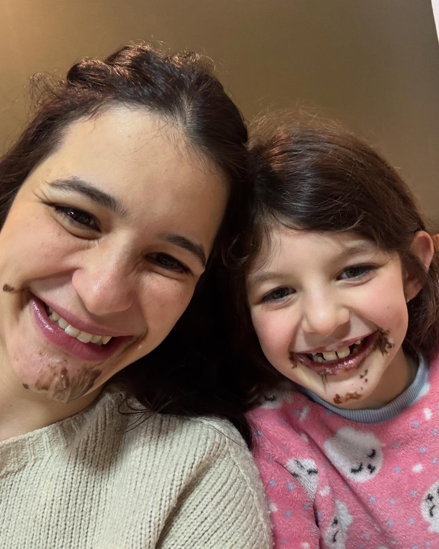 1º de julho o dia da minha pequena grande Laura.
Meu filhote de leão.
Vitoriosa, exatamente como o seu nome anuncia ao mundo.
Ela não é uma garotinha comum.
Ela é extraordinária.
Do tipo que pede arco e flecha de presente… e uma escova de dente com motor! Rsrs
Falante, perspicaz, brilhante.
É do tipo que ouve a história da Chapeuzinho Vermelho e questiona:
“Essa menina desobediente e tonta poderia ter morrido por falta de cuidado!”
Eu pergunto: “Tonta por quê, Laura?”
E ela responde, com a lucidez de quem enxerga além:
“Ué… será que ela não vê a diferença entre a avó e um lobo?”
Laura não é nada medrosa.
É aventureira, destemida e apaixonada por Santa Teresinha.
Tem grandes olhos verde-azulados que encantam…
Mas não se engane:
Atrás desse olhar de princesa, mora uma alma de guerreira.
Minha filha, que Deus te conceda sabedoria para lutar apenas as batalhas que valem a pena.
Que sua coragem seja luz.
E que sua vida seja santa.
Feliz aniversário, meu amor!
Te amo