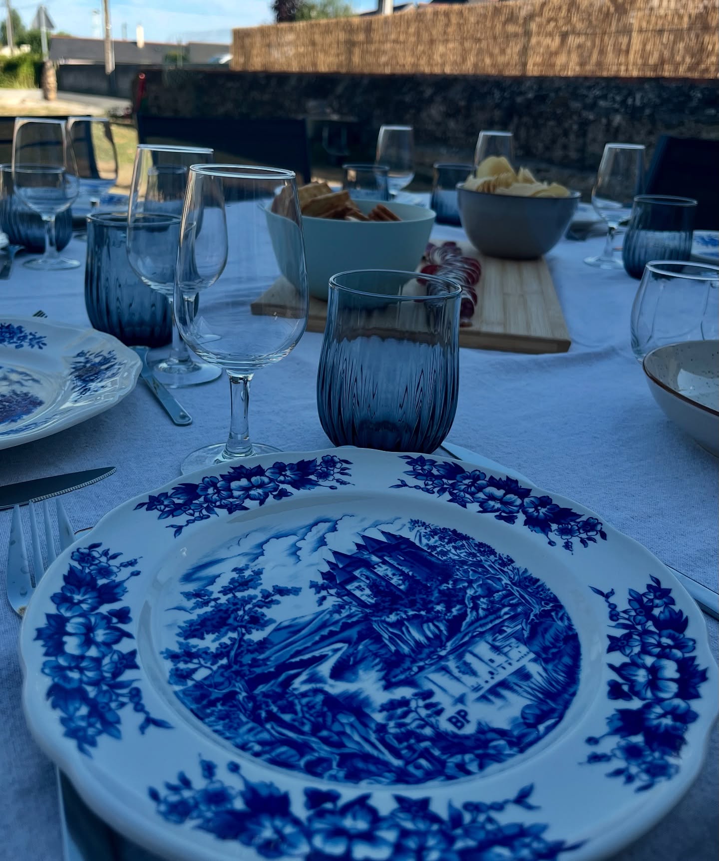 Chez Maison Mima, on sort la belle vaisselle,
celle qu’on a trouvée en brocante et qu’on aime mélanger.
On dresse dehors, on ouvre une bouteille,
et on laisse le repas s’éterniser.
Comme à la maison, mais en mieux.
#MaisonMima #vaissellechinée
#GiteDeCharme #brocanteaddict #SlowTourisme
#momentsimple #décorationauthentique
#CampagneChic #MaisonDeFamille #voyagelocal #WeekendAuVert #anjouvignoblevillages