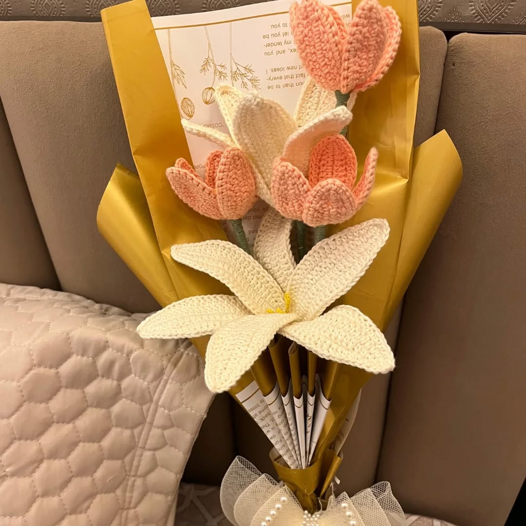 🌸 Beautifully wrapped with a golden touch by hena thatha @activehousedxb , this bridal bouquet blooms with peach tulips and off-white lilies — a vision of elegance, mashallah.✨️
