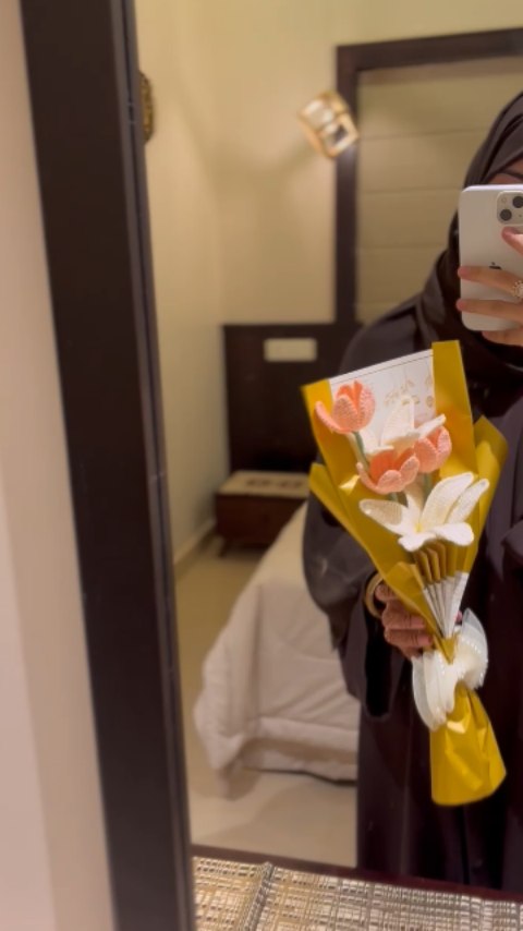 ✨ Bridal bouquet featuring elegant peach tulips and delicate off-white lilies — a breathtaking blend of grace and beauty, mashallah. 🌷🤍