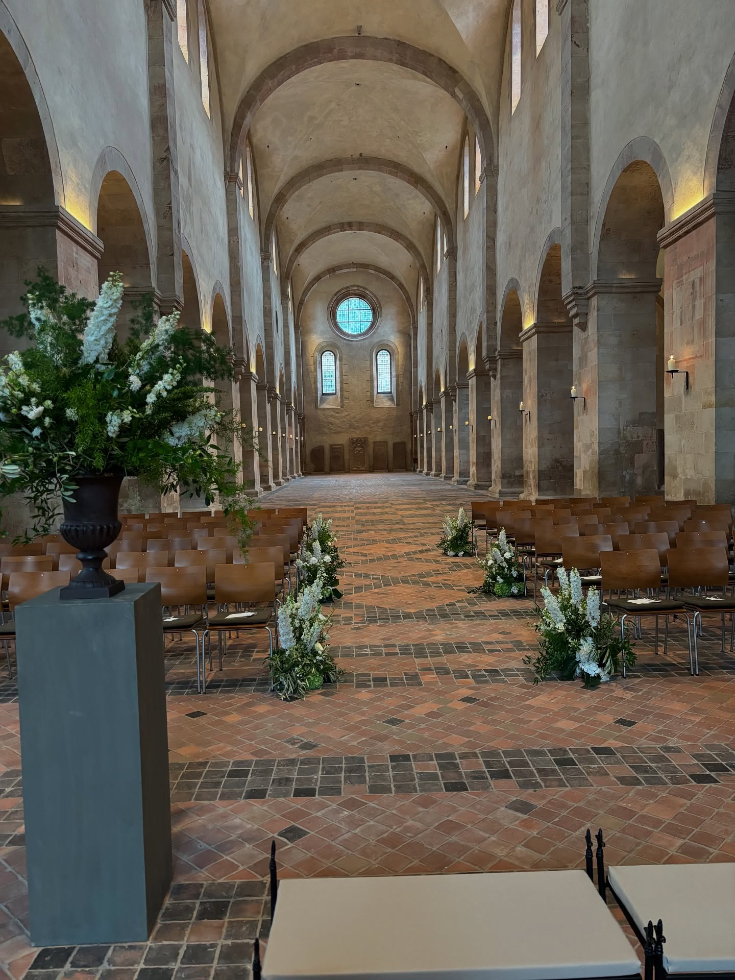 Elegant church wedding ceremony with goosebumps from start to end 🤍✨✨
Photo: @rachelwoodweddings
Dress: @viviennewestwood
Flowers: @sophiakernfloraldesign MUA: @sh_brautstyling
🪩www.ajaweddings.com
💌info@ajaweddings.com