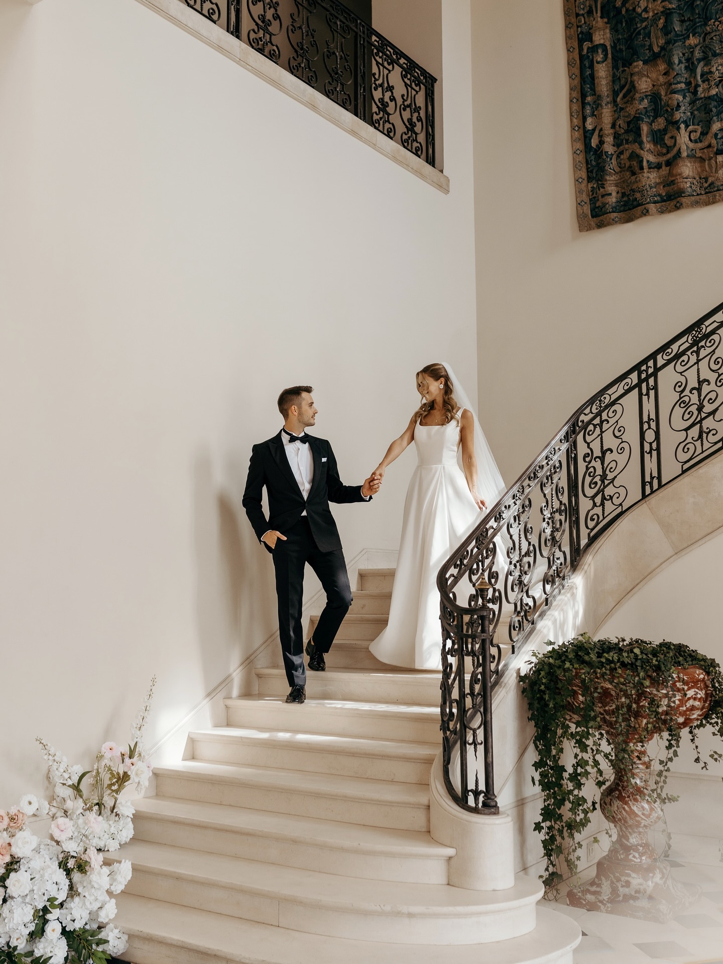 Vandaag bereid ik me voor op de bruiloft van I&P in Rotterdam!๐ Kaartjes legen, batterijen opladen, tas inpakken en het draaiboek heel vaak door lezen. De meeste bruiloften die ik dit jaar mag fotograferen zijn in Noord-Holland dus heel leuk om in een hele andere omgeving te zijn. Ik zal jullie morgen weer proberen mee te nemen in mijn dag via mโn stories. ๐