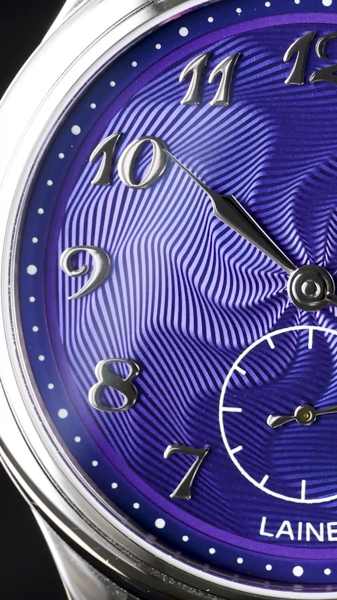 At first glance, it’s blue. Tilt your wrist and it shifts to a deep, royal purple. Inspired by a Japanese plant once used to dye silks purple, the Murasaki Flame dial plays in hues🌀⌚
#P37 #custommade #bespoke #guilloche #torstilaine #watchfam #lainewatches #watch #microrotor #swisswatches