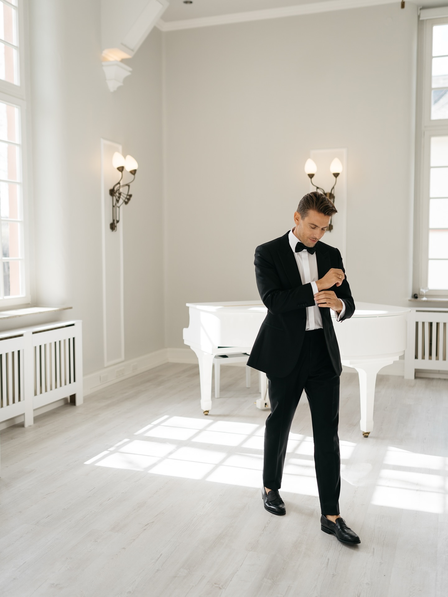 Black tie attire 👰🏽♀️🤵🏾🤍💫
Planner: @ajaweddings
Location: @goethesballhaus
Kleid: @theone.dress.day.love
Foto & Video: @sentida.photography
Papeterie: @jubelzeiten_papeterie
Floristik & Dekoration: @deko.liebelei
Stühle, Teller, Besteck: @vonrock.de
Trauredner: @wordsoflove_traurednerin
Schmuck: @dalou_jewelry
Bride: @modelcouple_diana.tobias
Rings: @juwelier_ottoparr
Stylist: @byjennykruse
Torte: @cakeart_martinka
🪩www.ajaweddings.com
💌info@ajaweddings.com
#weddingdesign #luxuryweddingplanner #destinationweddingplanner #hochzeitsplanerfrankfurt #weddingplannerfrankfurt #lakegardaplanner #weddingitaly #weddingcroatia #verlobt #ajaweddings
#weddingplannercroatia
