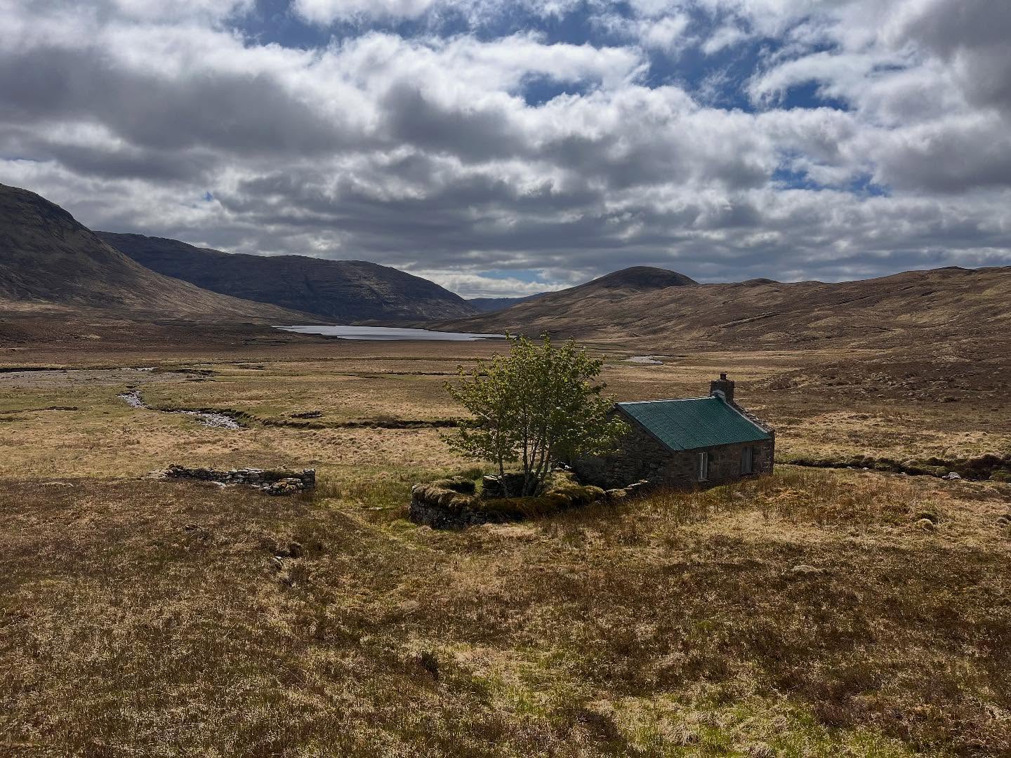 A long overdue return visit to a snug little bothy on the Cape Wrath Trail, walking in from Strathcarron. A rare visit to the Highlands for me these days #geoffallan #bothybible #scottishbothybible #scottishbothywalks #bearnaisbothy Thanks as always to the #mountainbothiesassociation for their wonderful work #visitscotland #scottishwalks #scottishhighlands #capewrathtrail #cwt