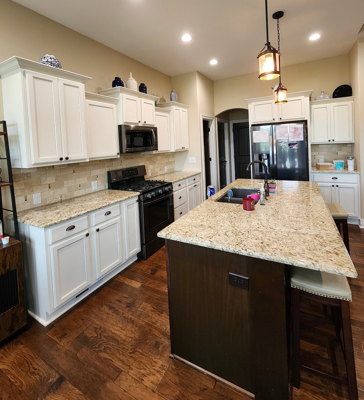Sherwin Williams âCreamyâ for the win đ¤
We lightened up the perimeter cabinets and added a soft glaze in the crevices to pull in the darker countertop tones. They kept the island to match the wood tones in the living roomâand the contrast works beautifully!