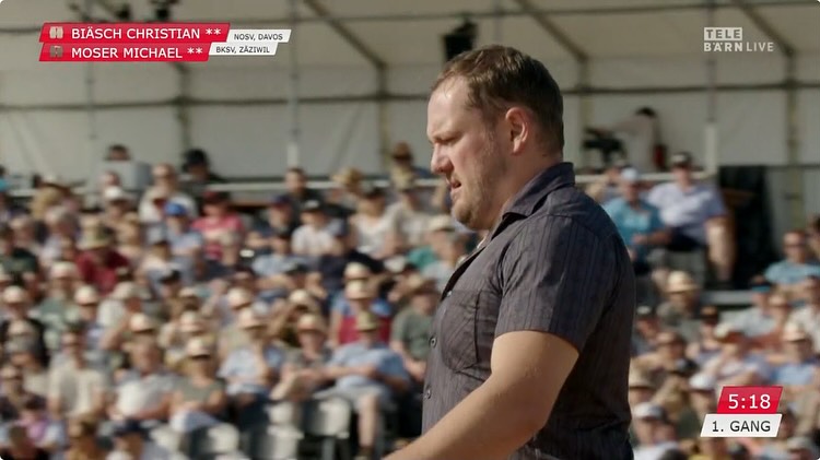 Der SV Davos trat heute mit Christian Biäsch, Ursin Camenisch und Leo Guler als Gast beim Emmentalischen Schwingfest in Langnau an. Biäsch musste sich zum Auftakt (Bild) dem späteren Schlussgangteilnehmer Michael Moser geschlagen geben. Mit drei Siegen und drei Niederlagen resultierten für den Sertiger am Ende 55,25 Punkte, was Rang 12 bedeutete. Camenisch gewann zwei, Guler einen Gang. Festsieger wird der Mittelländer Adrian Walther. Gratulation!
Rangliste auf esv.ch
📸: Screenshot Tele Bärn
#Schwingen #Tradition #Graubünden #Davos #Emmental