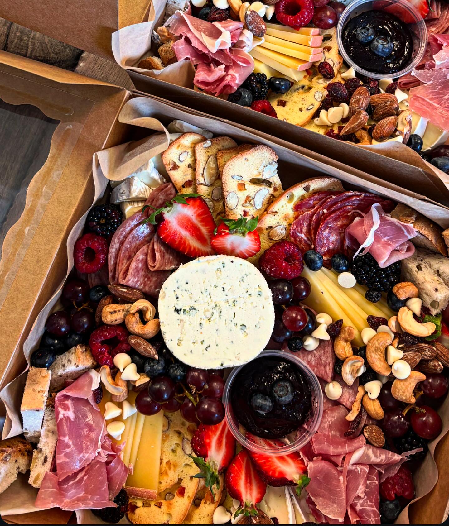 Nouveau format! ✨
Boîtes à pique-nique pour 4 à 6 personnes - Fromages & Charcuteries 🧀🍇
Parfait pour un petit snack au bord du lac ou de la piscine! 💦
Disponible en magasin (en quantités limitées) et sur commande! 💛
#maisongorchon #grazingbox #picnic