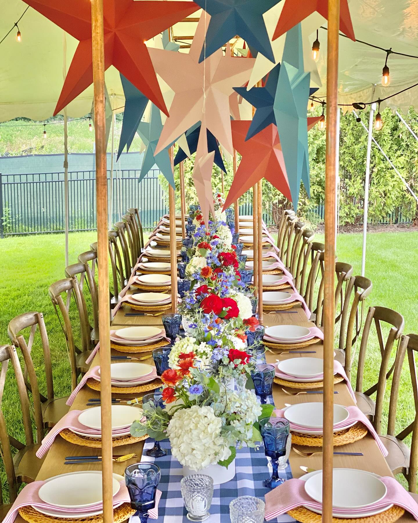A very Happy 4th from The Flower House 🇺🇸
.
.
.
.
.
.
.
.
#4thofjulyweekend #4thofjuly #independence #independenceday #usa #celebration #floraldesign #eventdesign @elliestyled