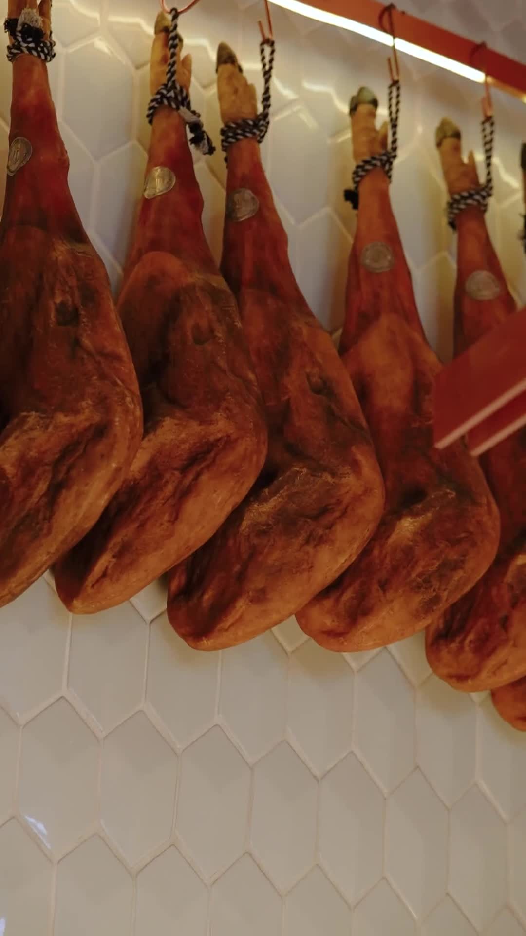 No Tapisco, os detalhes fazem toda a diferença para lhe proporcionar uma experiência gastronómica de excelência. Da preparação ao empratamento, cuidamos de cada ingrediente com rigor e paixão.
--
At Tapisco, the details make all the difference in providing you with a gastronomic experience of excellence. From preparation to plating, we take care of every ingredient with rigor and passion.