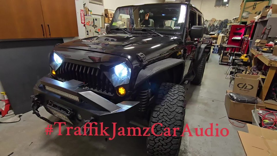MW3 Edition Jeep Wrangler custom sub box.
#traffikjamzacraudio #jeep #Wrangler #MW3 #customcaraudio #cnc #customwoodworking #subwoofer #audiodynamics #Denver #Colorado #smallbusiness #tiktok