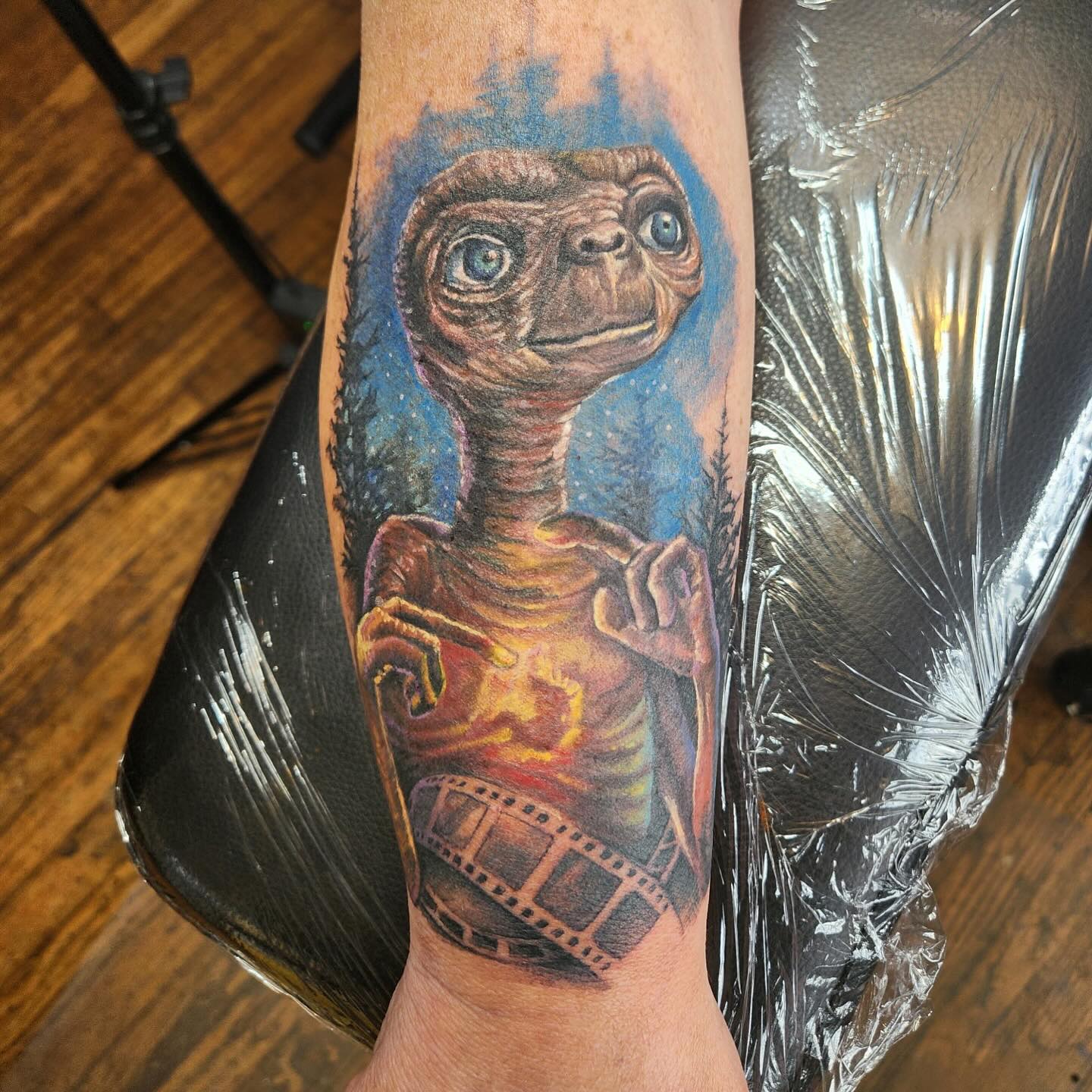 Phone home.
#theinkeeperstattooparlor #inkeeperstattoo #cantontattoos #ohiotattooers #cantonohiotattooartist #tattoos #et #ettattoos #tattoosofig #inkeepers #timjimtattoos #timeakin #ohiotattooshops #alientattoos #ogalien @theinkeeperstattooparlor @tim_jim_tattoos @tim_jim_illustration
Artist: @tim_jim_tattoos