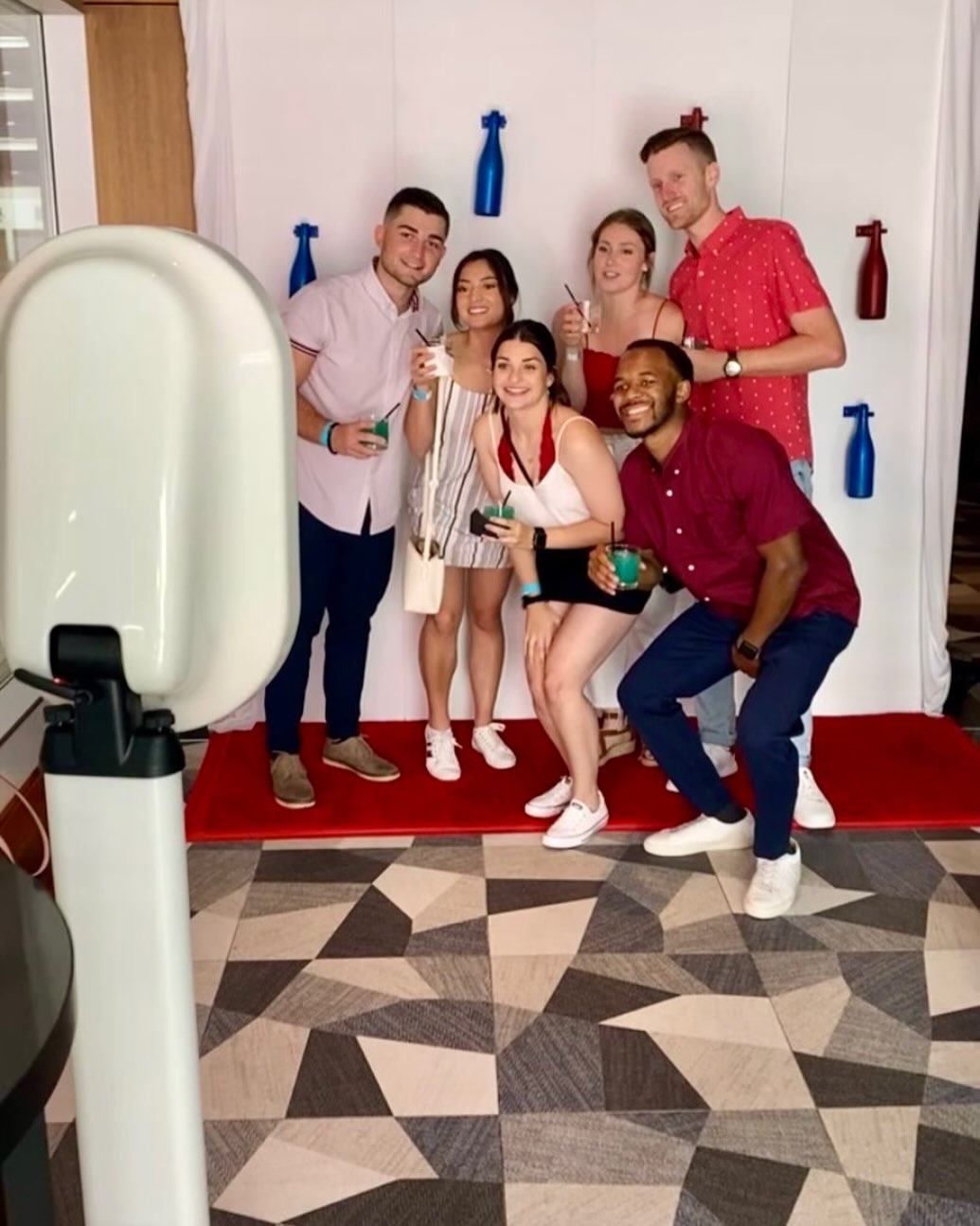 hurry, get in frame. 📸