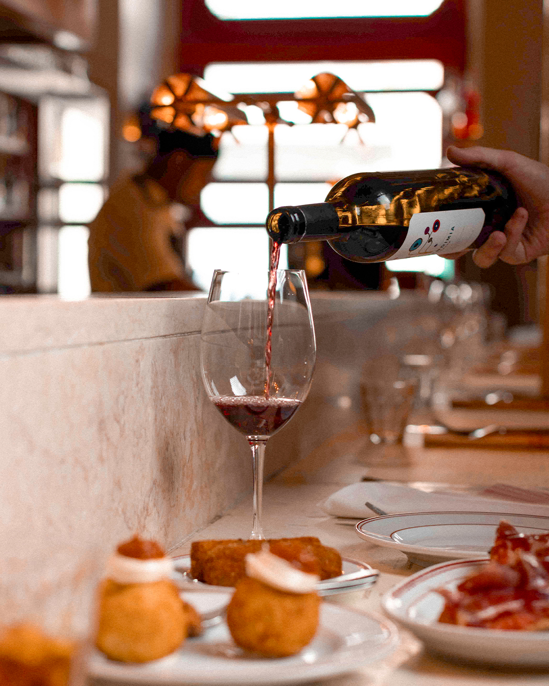 O vinho no Tapisco é parte da experiência: escolhe-se com tempo, serve-se com cuidado e brinda-se com quem se gosta. Entre aromas, texturas e sabores ibéricos, cada copo convida a ficar mais um pouco.
--
The wine at Tapisco is part of the experience: you choose with time, serve with care and toast with those you love. Between aromas, textures and Iberian flavors, each glass invites you to stay a little longer.