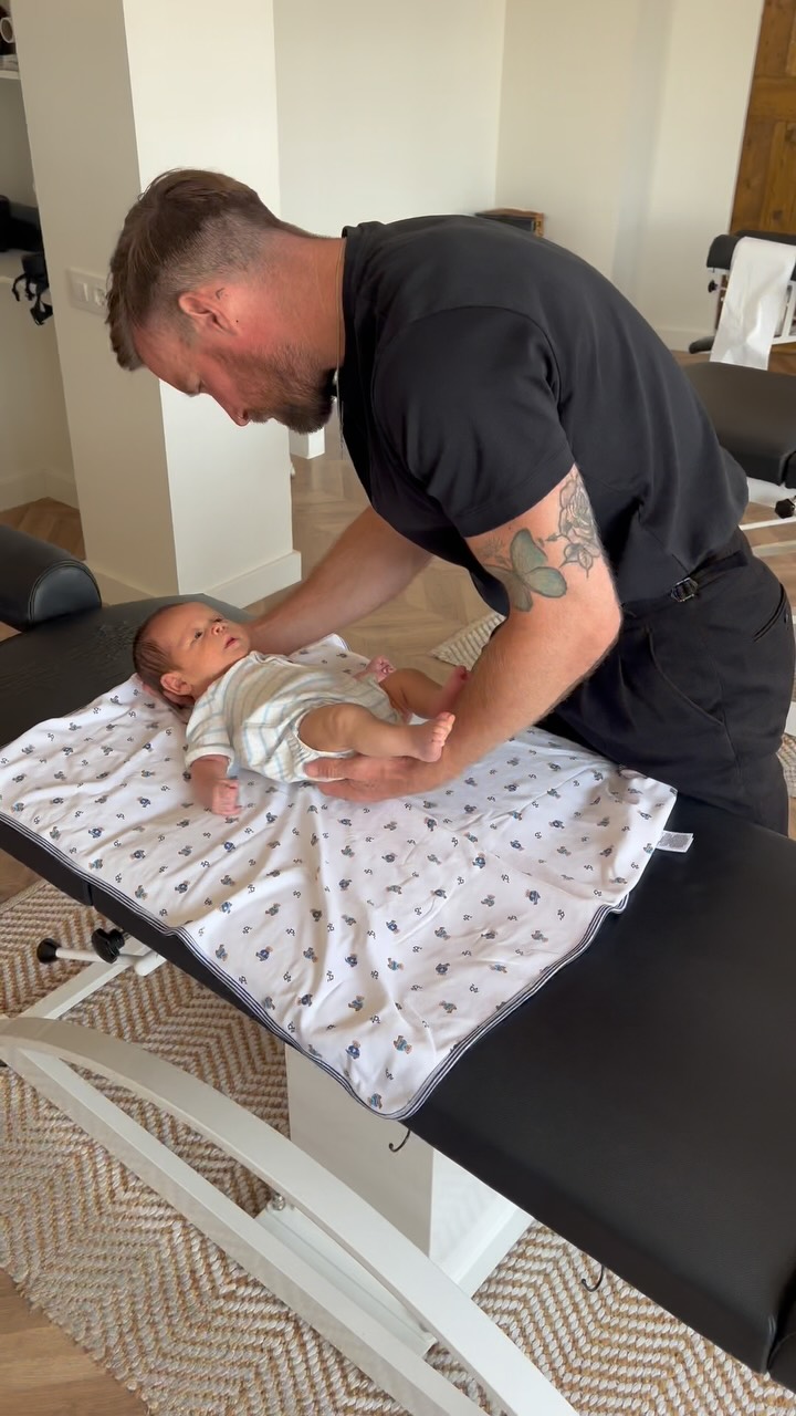 Mejor crecer niños sanos que arreglamos adultos rotos.
Checking the spine and nervous system of our babies is gentle, safe and effective.