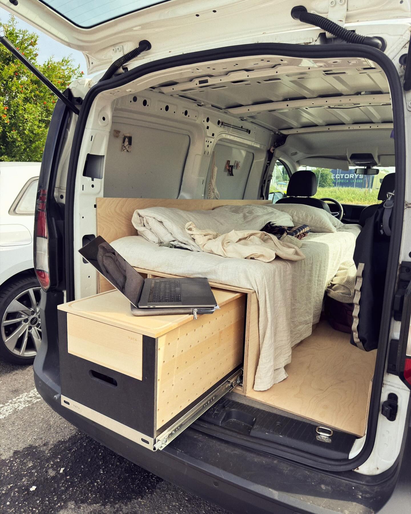 Mal kurz die Mails checken,
remote work direkt am Büssli – und die Vaya Boardkitchen macht’s einfach praktisch 😉
Heckküche raus, Laptop drauf, los geht’s.
💙
#vayaproducts #heckküche #büssli #remotework #vanlife #swissmade #designingraubünden