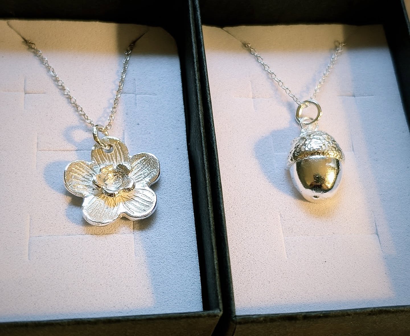 🌼 A recently finished order of 2 necklaces capturing nature (acorns aren't just for Autumn 😋) and in their forever home with a happy customer in London.
The flower is handcrafted with lots of hand-engraving and I've also added some texture to the inner flower shape with some recycled silver dust! The acorn is created from a mould of a real one, collected last year under our oak tree.
Thank you as ever for your ongoing support and positive feedback for my handmade jewellery ~ it means the world! 🌎
#nature #naturejewellery #botanical #handmadejewellery #silverclay #silverjewellery #finesilver #necklaces #solidsilver #smallbusiness #eastsussex #flower #acorn