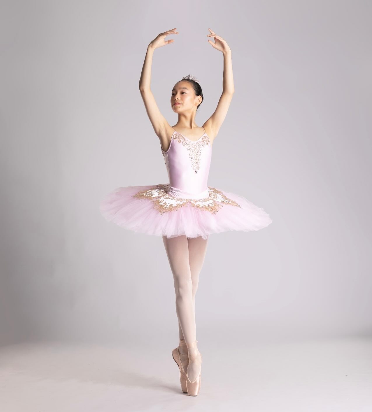 #luciesaronovamemorialaward
Adabelle is representing NSW in the Silver Lucie Saronova Memorial Award.
Adabelle trains @lanecovedanceacademy
🩶 Silver candidates will present two set classical solos.
📸@dancelete_
#cecchettiballetaustralia #cecchettiballet