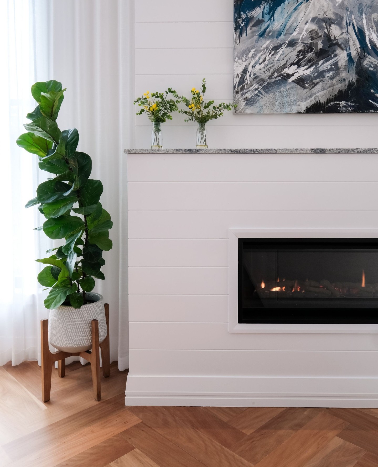 Designed with elegant simplicity, this fireplace creates the visual centrepiece when viewed from the kitchen. It not only brings warmth into the space, but creates a cohesive aesthetic with the natural stone colour palette continued from the kitchen and repeated in the artwork.
🏚️ @clintonbuilt