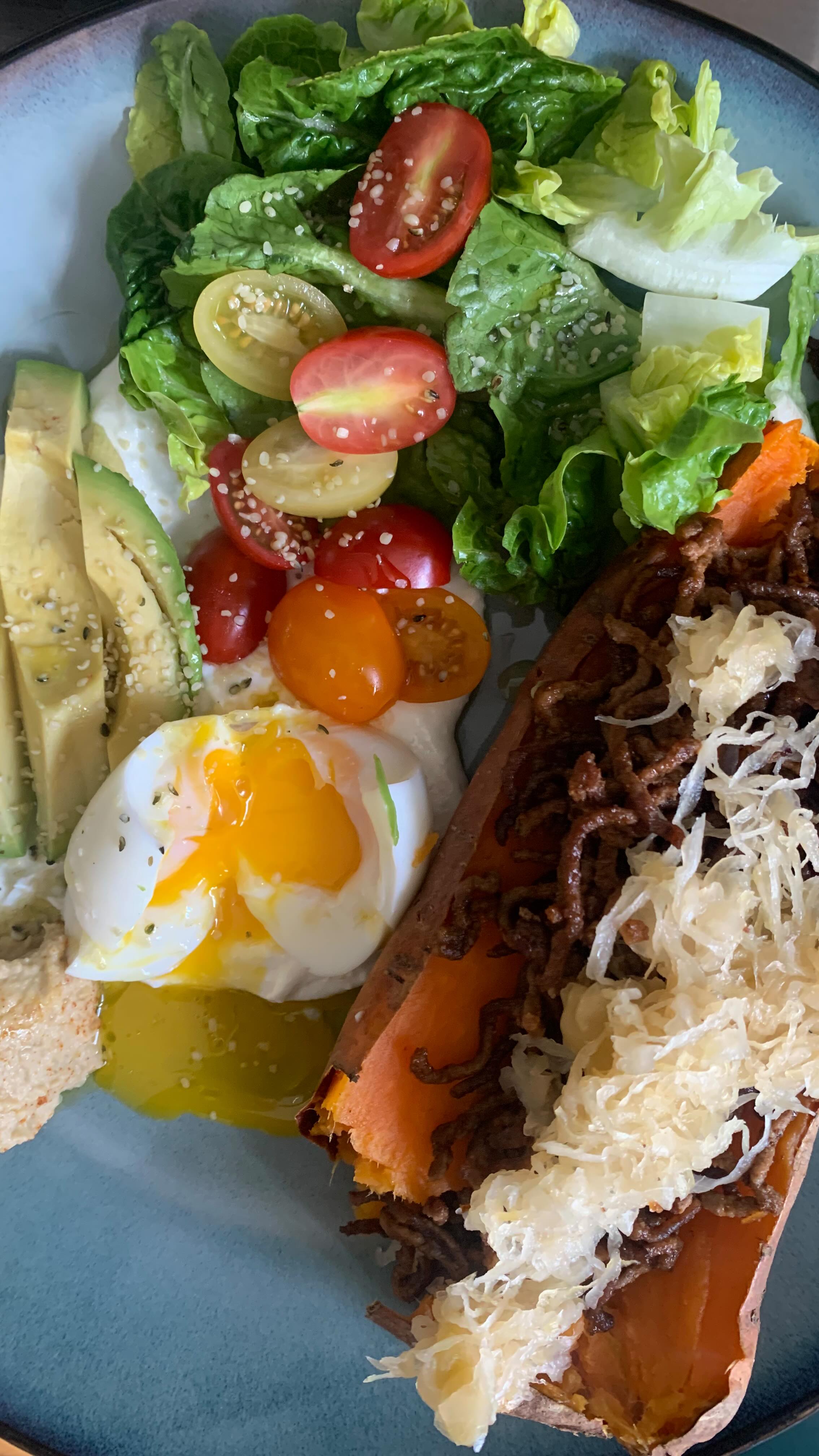 ❌Das MUSS aufhören! ❌
Mehr Nährstoffe. Weniger Kontrolle. Mehr Energie. Weniger Heisshunger.
Ich weiss, du denkst:
„Salat = gesund. Kalorienarm = besser.“
Aber:
🧠 Dein Körper funktioniert nicht über Kalorien.
Er funktioniert über Nährstoffe, Hormone, Verdauung, Balance.
Kalorien sind eine Masseinheit für Energie – nicht über Qualität.
Ein 400-Kalorien-Salat ohne Proteine, gesunde Fette oder Ballaststoffe bringt dir:
➡️ Kaum Sättigung
➡️ Wenig hormonelle Unterstützung
➡️ Null Impact auf deinen Stoffwechsel
➡️ Kaum Nährstoffe
Dieser Teller aber?
Er nährt dich – von innen heraus.
💪 Zink, Eisen & B12 aus Fleisch & Ei
→ Für Zellbildung, Hormonproduktion & Power
🧠 Magnesium & Vitamin E aus Avocado & Hanfsamen
→ Beruhigen dein Nervensystem, lindern PMS, helfen bei Schlafproblemen
🌿 Milchsäurebakterien aus Sauerkraut
→ Stärken dein Mikrobiom & Immunsystem
🥕 Beta-Carotin aus Süsskartoffel
→ Für schöne Haut & einen gesunden Zyklus
🧈 Ghee & Olivenöl
→ Verbessern die Aufnahme fettlöslicher Vitamine (A, D, E, K) & wirken entzündungshemmend
🎯 All das:
→ Macht satt
→ Reguliert deinen Blutzucker
→ Reduziert Heisshunger
→ Unterstützt deinen Hormonhaushalt
→ Bringt dich einen Schritt näher an dein gesundes ICH
✨ No more leere Teller. No more Kalorienpanik. ✨
In der MRC Academy zeige ich dir, wie du essen kannst, um dich wieder zu spüren - nicht um dich zu kontrollieren.
Mit Nährstoffen statt Verzicht.
Mit echter Energie statt leeren Zahlen.
Mit Kopf, Herz & Bauchgefühl.
Im August online 🥹✨🧡
Kommentiere diesen Beitrag, wenn du mehr solche Videos sehen möchtest 🚩
P.s. Ich habe ca die Hälfte des Tellers gegessen - den Rest gibt's zum Abendessen ;)
#frauenessenanders #powerplate #zyklusgerechtessen #hormonbalance #coachingfürfrauen #gesundgeniessen #nährstoffdichte #intuitivessen #coachfürfrauen #mrcacademy #sattstattleer #emotionalesessen #mikronährstoffe #essenfürenergie #womenshealth #zykluswissen #keinekalorienzählerei #echtessenstattkontrolle#wholefood#schweiz