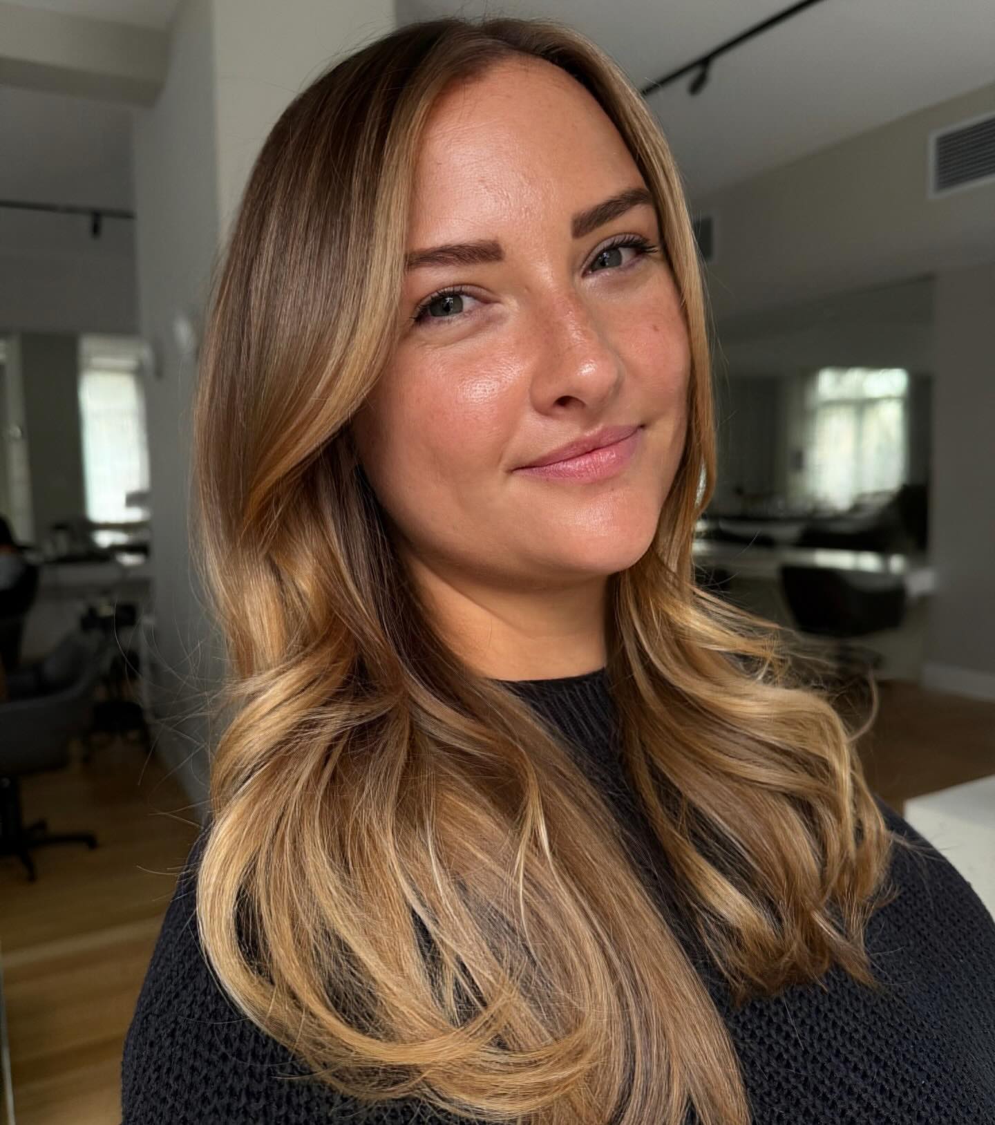 SOPHIE 🔥⚡️💥
From grown-out highlights to sun-kissed perfection, this new lived-in colour compliments Sophie’s natural hair colour enhancing her skin tone and eye colour adding overall health and shine to these beautiful locks ✨
We’re so in love with Sophie’s new look!
Transformation by Leah
