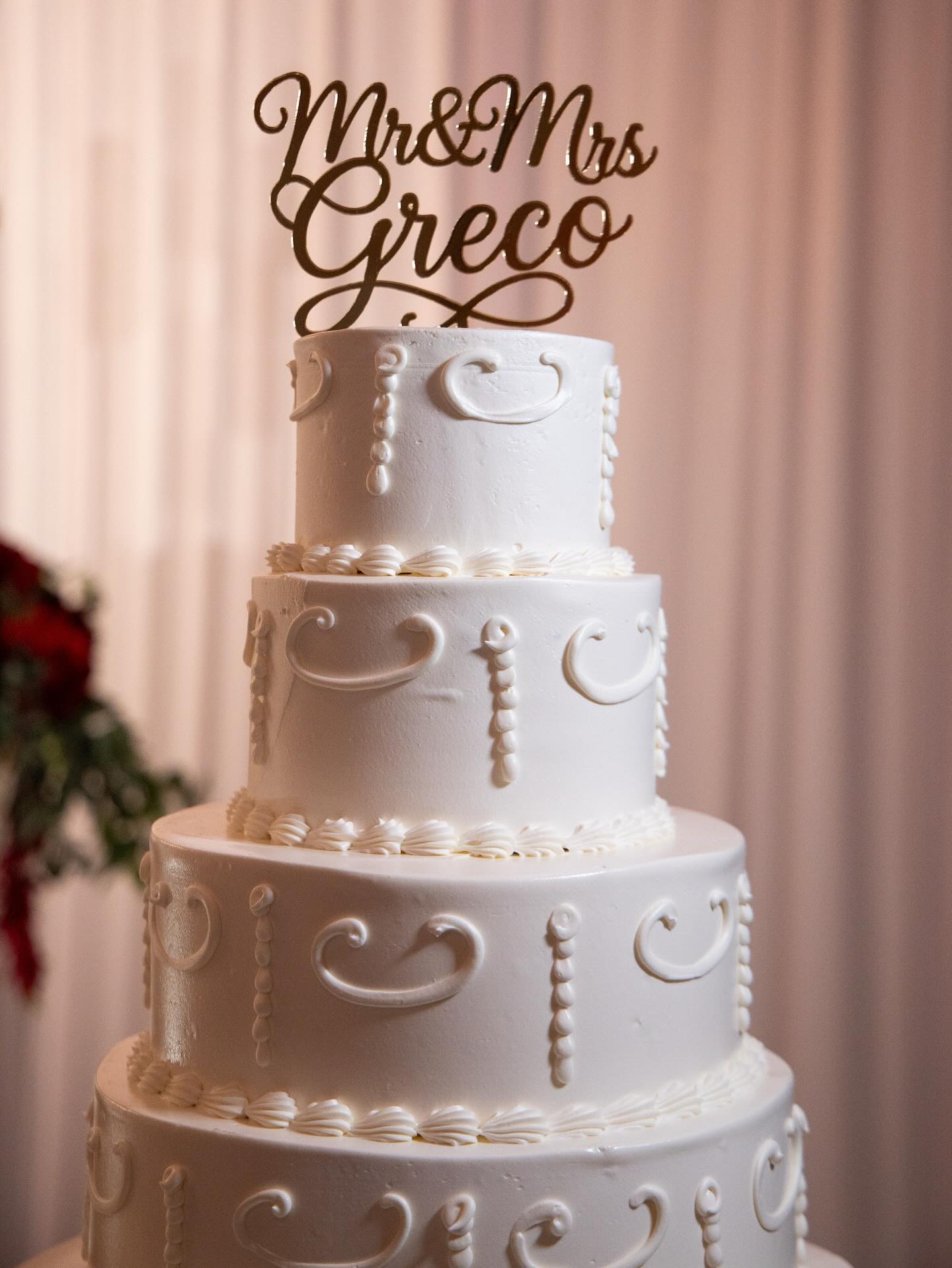 A stunning wedding cake with our custom acrylic cake topper - inquire today!!🎂💍👰🏼♀️#wedding #weddingcake
