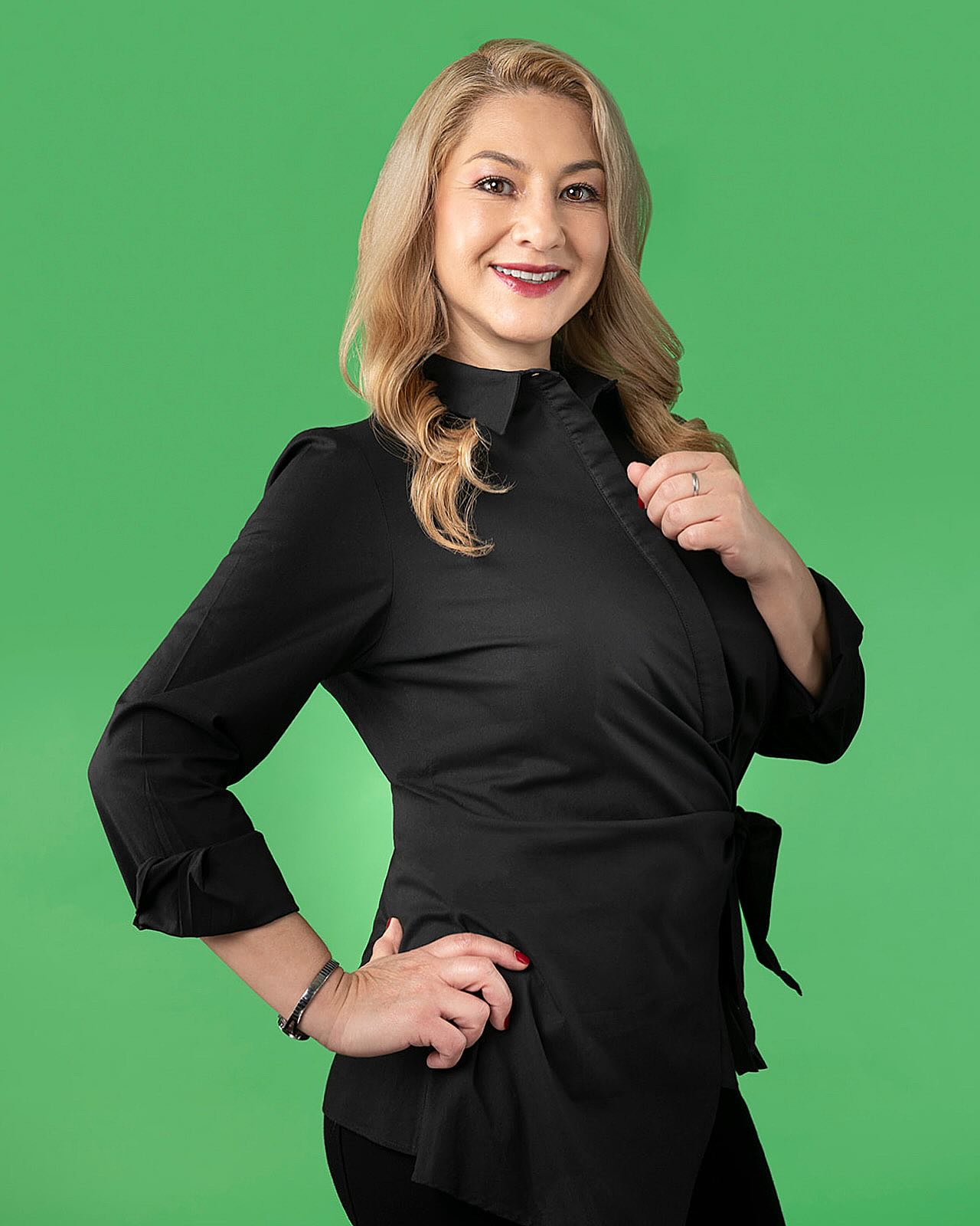 Retrato sobre #greenscreen para reemplazo de fondos. Muchas veces nuestras fotografías requerirán ser integradas en diferentes situaciones o publicaciones, para ello hacerlas sobre una pantalla verde puede ayudarte a resolver mas rápido. #periodistadigital #radio #portraiture Makeup by @jesscarrascomakeup