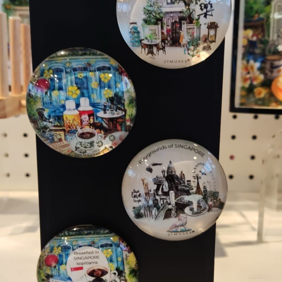 Authentic 3D Magnet Set – Features 4 beautifully crafted miniature scenes from Singapore’s cultural heritage
Premium Borosilicate Glass – Crystal-clear, durable, and elegant for lasting beauty
Functional Art – Strong magnet holds notes, photos, and light reminders
Elegant Gift Packaging – Long gift box ready for corporate, festive, or travel gifting
Designed by JTMUSES® to reflect Singapore’s spirit
Ideal for Everyone – Perfect for business partners, overseas guests, or heritage lovers
#ArtInspiredGifts #SingaporeHeritage #GlimpsesOfEdenArt #CorporateKeepsakes #CraftWithMeaning #BorosilicateArt #JTMUSES #NatureInspiredDesign #HeritageGifts #clientappreciationgifts