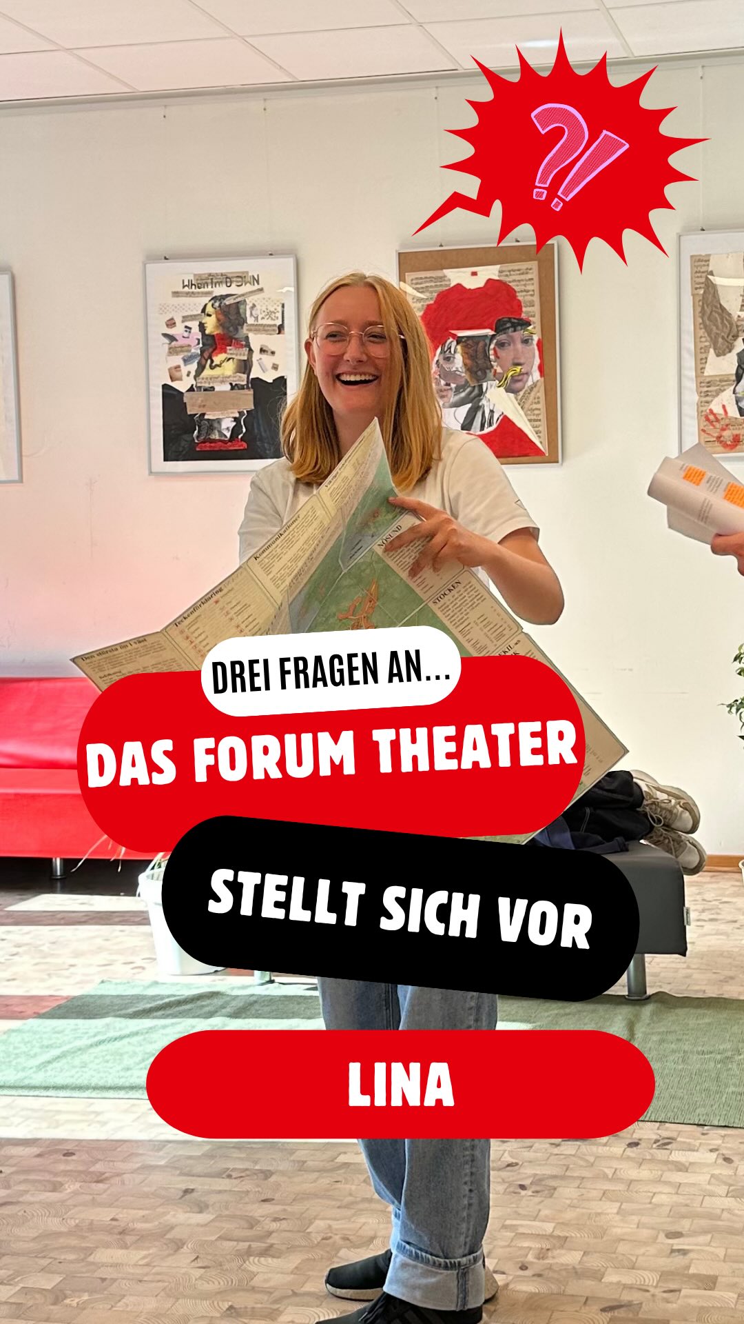 ✨ 3 Fragen… das FORUM THEATER stellt sich vor! 🎭
Heute mit Lina, die als Helena in Ein Mittsommernachtstraum auf der Bühne steht – leidenschaftlich, impulsiv, und voller Emotion. 🌙💫
Seit über acht Jahren ist Lina Teil des FORUM THEATERs. In dieser Zeit sind viele Erinnerungen entstanden – an Proben, Premieren und kleine Momente hinter den Kulissen.
Welche Requisite einmal besonders wichtig war und wie sich die Sekunden vor dem Auftritt anfühlen? Das erzählt sie uns heute.
Jeden Donnerstag stellen wir Euch ein weiteres Mitglied aus dem Cast oder Produktionsteam von „Ein Mittsommernachtstraum“ vor, also bleibt dran! 🎬🔥
#forumtheaterpinneberg #3fragen #vereinsleben #einmittsommernachtstraum #theater #pinneberg #30jahreforumtheaterpinneberg