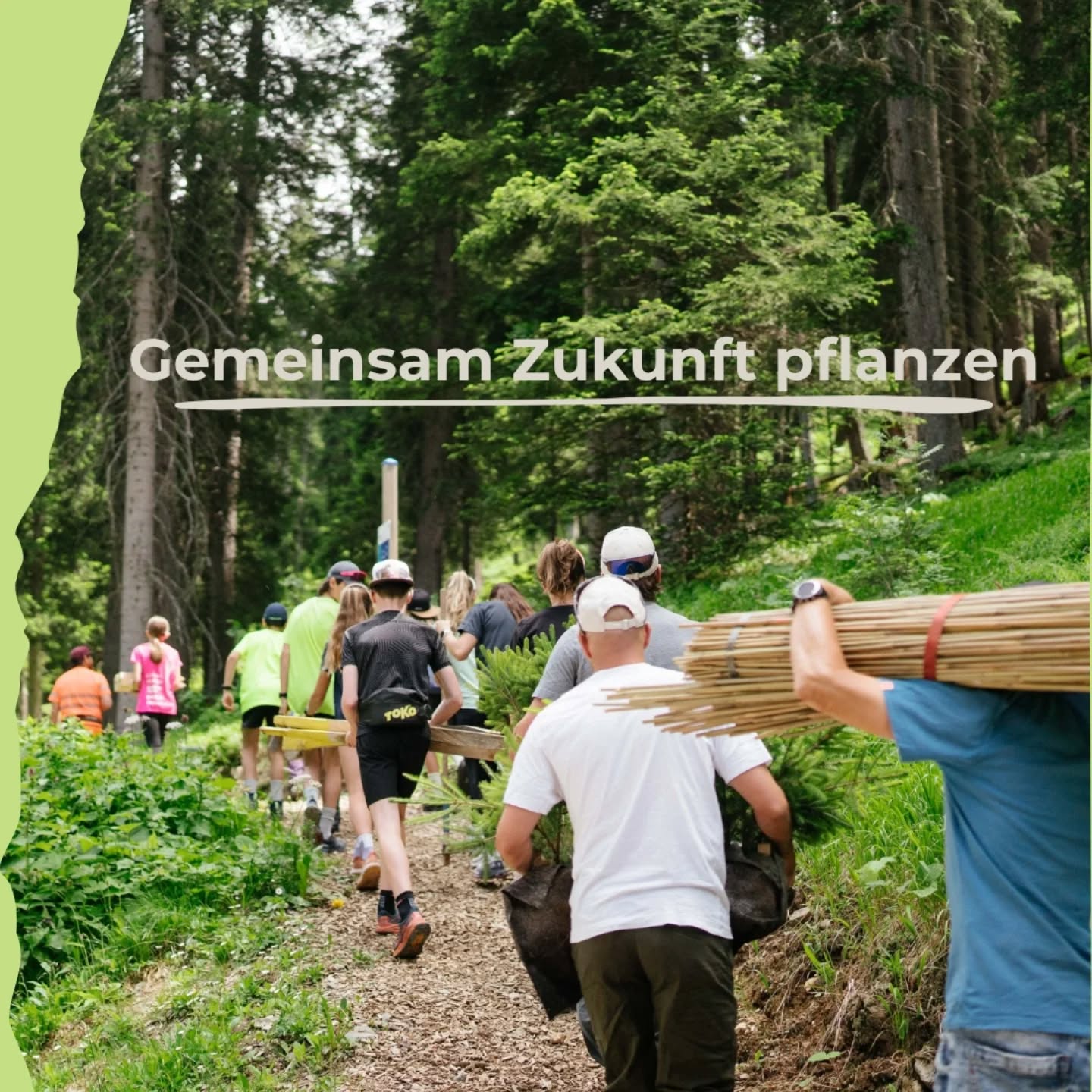 🌱 Wärme, die Verantwortung übernimmt 🌱
Zum 50. Jubiläum von Davos Nordic haben wir ein Zeichen gesetzt für die Natur, die diesen Sport möglich macht. Gemeinsam mit Suter Gruppe Holzenergie heizen wir unsere Eventzelte mit umweltfreundlichen Pelletheizungen. Nachhaltig, effizient und regional.
Doch Heizen allein reicht uns nicht:
Deshalb haben wir rund 60 Rottannen-Setzlinge angeschafft welche zunächst als natürliche Dekoration im VIP-Zelt zum Einsatz kam und anschliessend als Spende an den Forst Davos ging für die Aufforstung unserer Wälder. 🌲 Mittels weiteren 64 Rottannen-Setzlinge von Suter, konnten rund 120 Setzlinge dem Forst Davos gespenndet werden.
Und wir gehen noch einen Schritt weiter:
Zusammen mit unserem Langlaufnachwuchs und heutigen Spitzenathlet*innen pflantzen wir am 18. Juni 2025 die Setzlinge direkt in den Davoser Waldboden, bei der Weltcuploipe.
Tannensetzlinge und der Langlaufsport haben einiges gemeinsam!
Beide brauchen Geduld, Ausdauer und das richtige Umfeld, um zu wachsen.
Sie stehen für Zukunft, Nachhaltigkeit und dafür, dass mit dem richtigen Fundament aus etwas Kleinem etwas Starkes entstehen kann.
So schliesst sich der Kreis: Wärme aus Holz und neue Wurzeln für die Zukunft.
Ein herzliches Dankeschön an due Suter Gruppe für die verlässliche Partnerschaft und den gemeinsamen Einsatz für eine nachhaltige Eventkultur.
#DavosNordic #Nachhaltigkeit #SuterPellets #50JahreDavosNordic #VerantwortungTragen #ForstDavos #WaldVonMorgen #PartnerschaftDieWächst #Langlaufnachwuchs #SportUndNatur