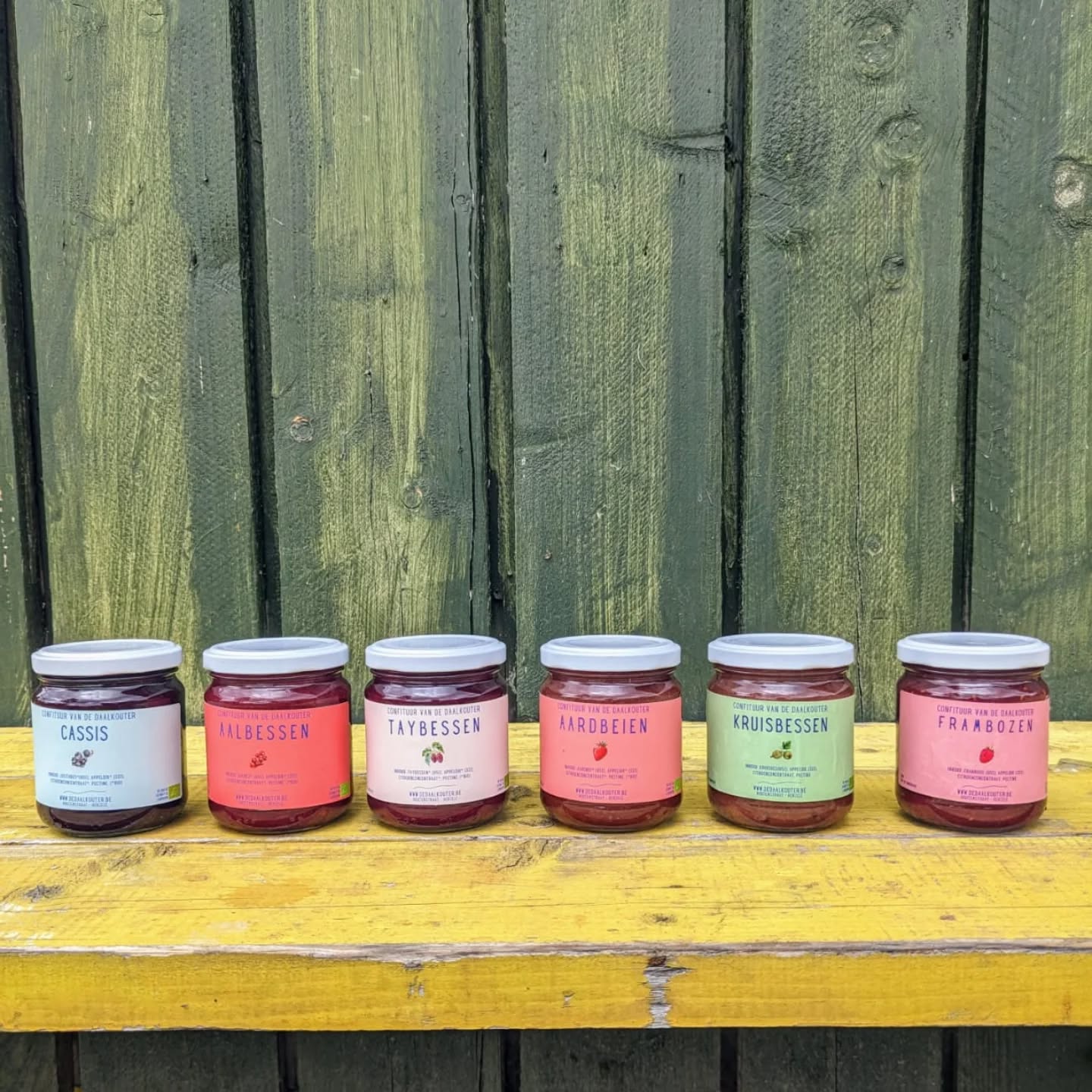 Confituurkes π
Boordevol daalkouter fruit, zonder toegevoegde suikers π₯
Lekker op 'den boot' π
Te koop in onze automaat of op zaterdag in onze veldwinkel.
π komende weekend zaterdag en zondag open, frambozenfeest!