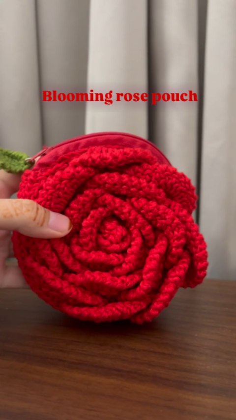 🌹 A bloom you can carry.
Soft petals meet chic style.
My rose purse, my floral love.
#crochetrosepurse #crochetpurse