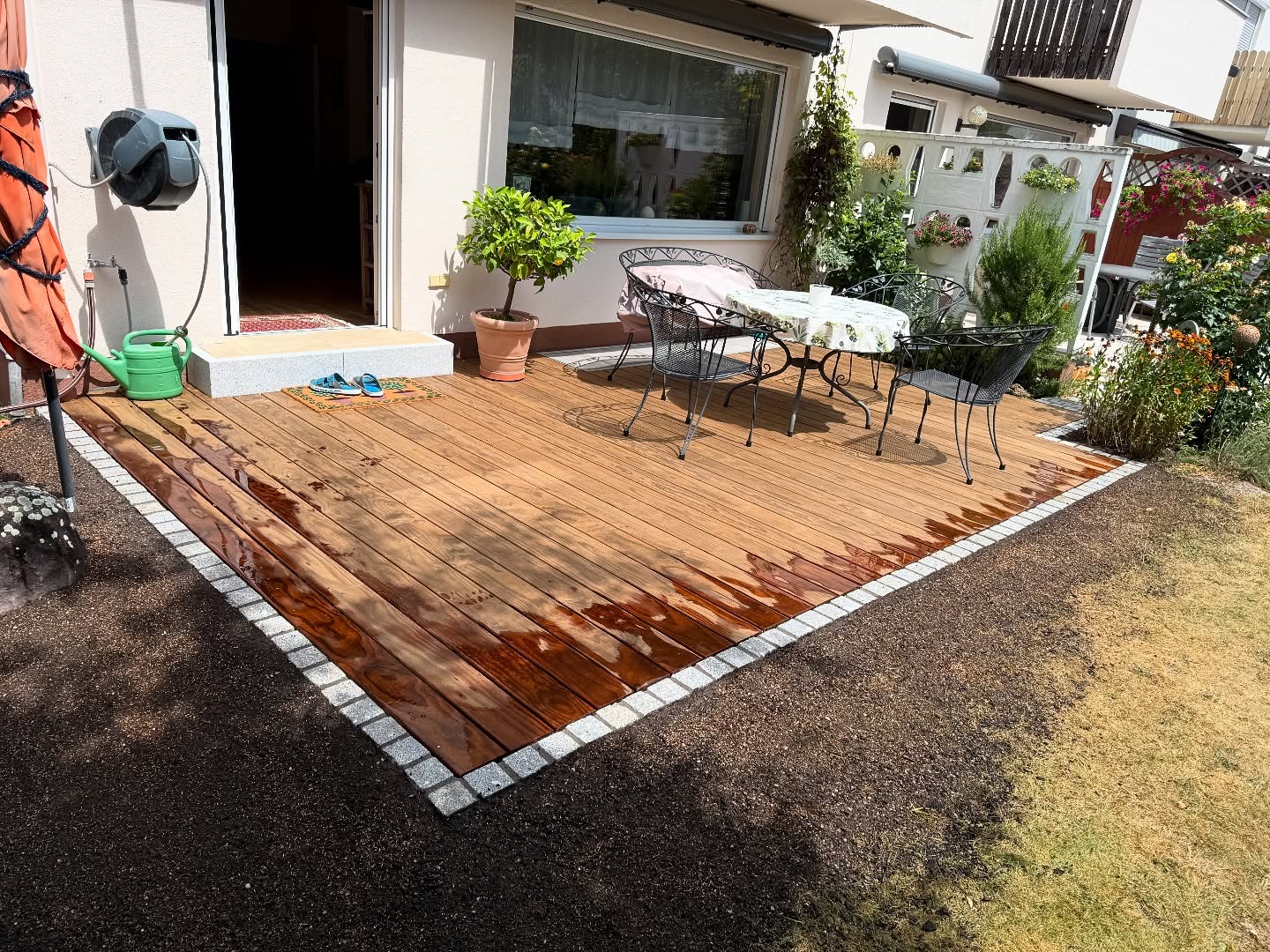 Wir lieben Holz…
Wir verbauen am liebsten Kebony. Egal ob Terrassendielen oder als Sichtschutz-Elemente.
Auf den folgenden Bildern seht ihr die letzten Projekte mit Kebony.
Die Vorteile überwiegen…
- nachhaltige Produktion
- langlebiges Material mit sehr wenig Pflegeaufwand
- Stilvoll und Zeitlos
-FSC-Zertifiziert
Wenn Interesse an diesem Material besteht dann können Sie mich gerne kontaktieren.
Wir helfen Ihnen gerne weiter und erstellen Ihnen ein passendes Angebot.
#kebony #kebonyclear #kebonycharacter #holzterrasse #sichtschutzzaun #gartengestaltung #fsccertified #nachhaltigelösungen