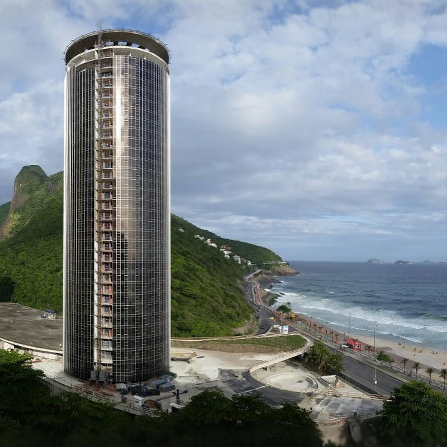 Localizado na icônica Avenida Niemeyer, no charmoso bairro de São Conrado, o Hotel Nacional é um verdadeiro marco da arquitetura e da arte modernista brasileira. Concebido pelo renomado arquiteto Oscar Niemeyer, seus jardins foram projetados pelo mestre paisagista Roberto Burle Marx, e em sua entrada destaca-se a escultura da sereia, obra do consagrado artista brasileiro Alfredo Ceschiatti.
O hotel passou por um completo retrofit realizado pela Orca. O trabalho respeitou todas as características originais do projeto, restaurando os elementos clássicos do hotel, atualizando as instalações prediais e modernizando as fachadas com sistemas de alto desempenho, garantindo que o Hotel Nacional atendesse aos mais elevados padrões da hotelaria contemporânea, sem perder sua essência histórica e cultural.
O Hotel Nacional continua a encantar visitantes com sua elegância atemporal, unindo arte, arquitetura e conforto de forma singular.
🏢 I 🌊