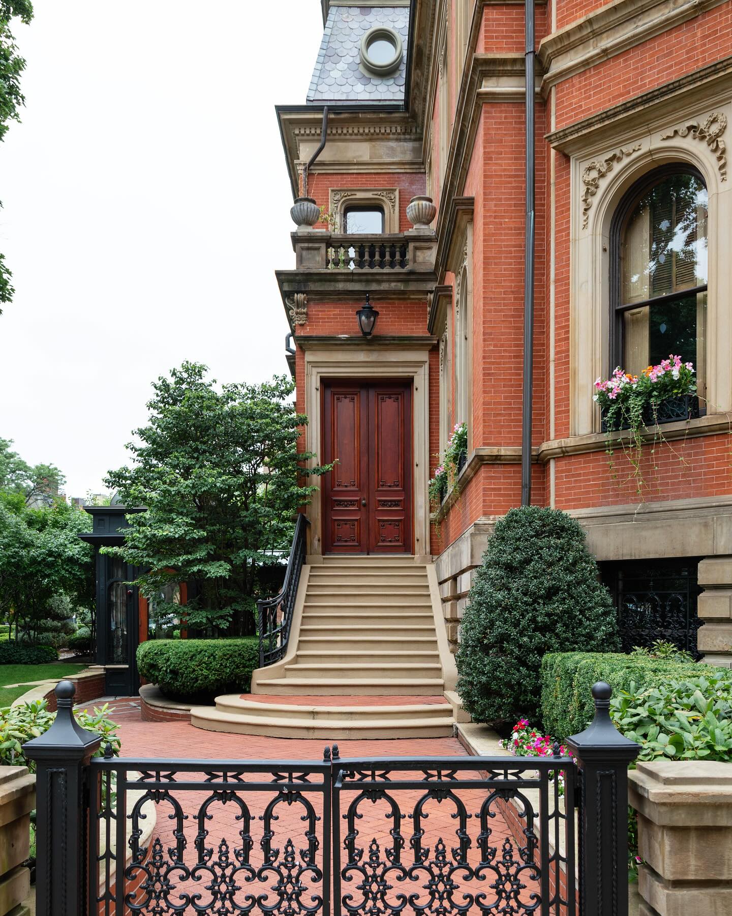 Hazy, hot, humid July — and the dipladenias are loving it! 🩷
Stay cool out there! 😎
.
.
.
.
.
#citygarden #garden #gardendesign #growsomething #gardenlove #boston #backbay #containergarden #gardenstyle #instagarden #landscaping #outdoorliving #outdoordecor #outdoordesign #gardenlife #curbappeal #windowbox #home #bhg #bhghome #bostonhome #rslove #plantlove #igboston #theprettycities #mytinyatlas #summervibes #summertime #summerinthecity