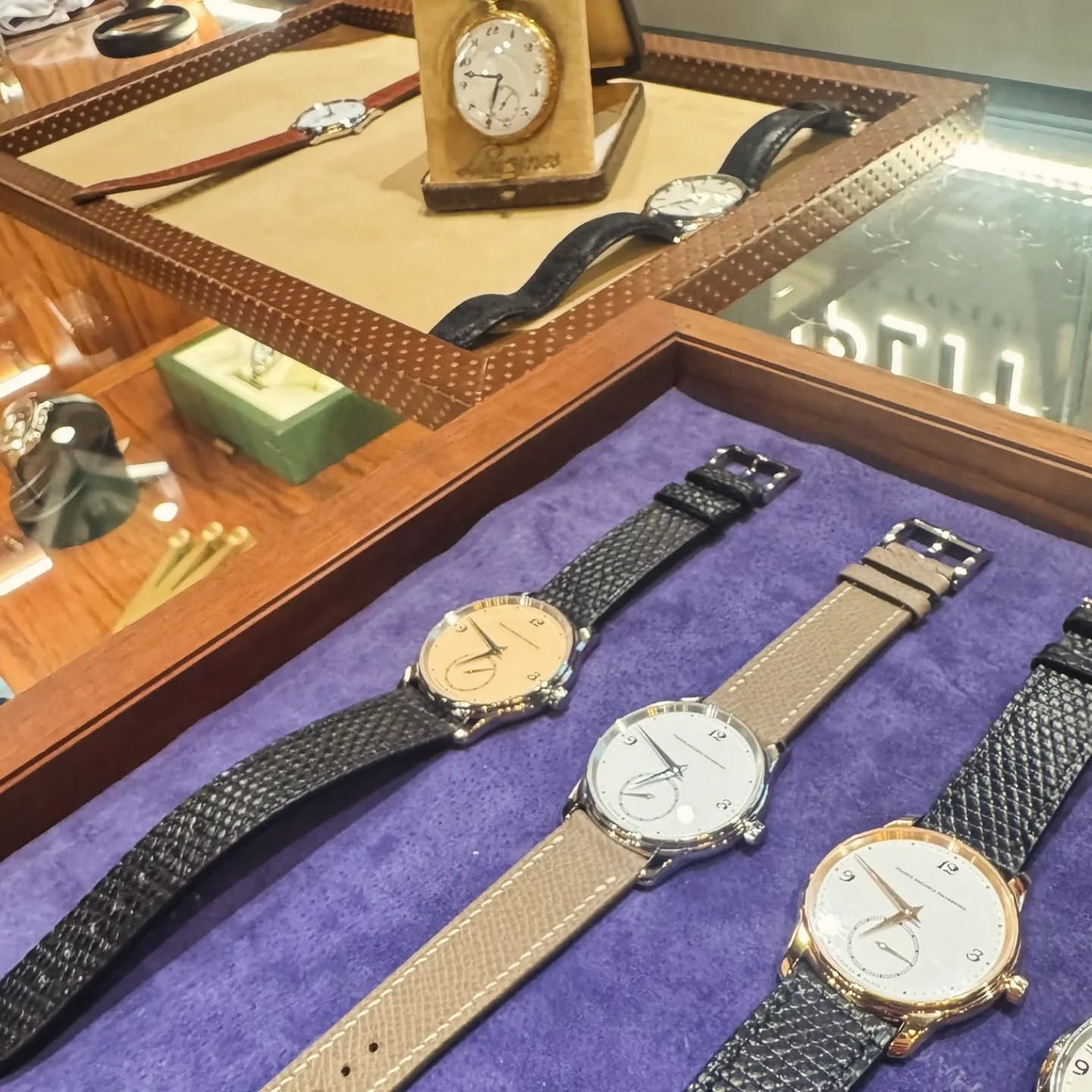 Collectors meet up at @amplitudehk in Hong Kong.
#kagamimochi #parrisdacostahayashima #pdch #hongkongwatches