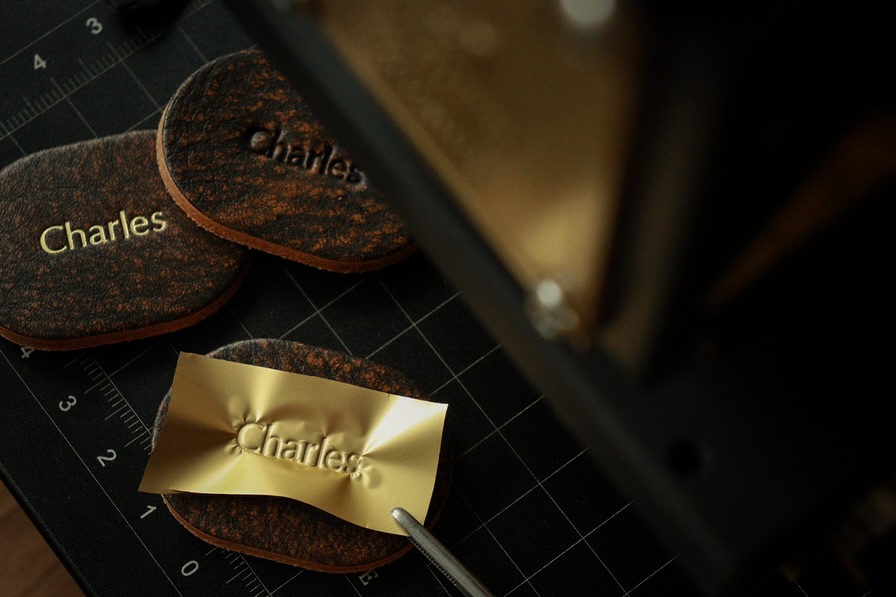 You can now add a gold foil personalization option to each Nemo product you order.
#leathergoodshandmade #leatherstamping #leatherstampingmachine #hotstampingmachine #hotstamping #goldfoilstamping #personalisedgifts #cadeaupersonnalisé #maroquinierfrançais