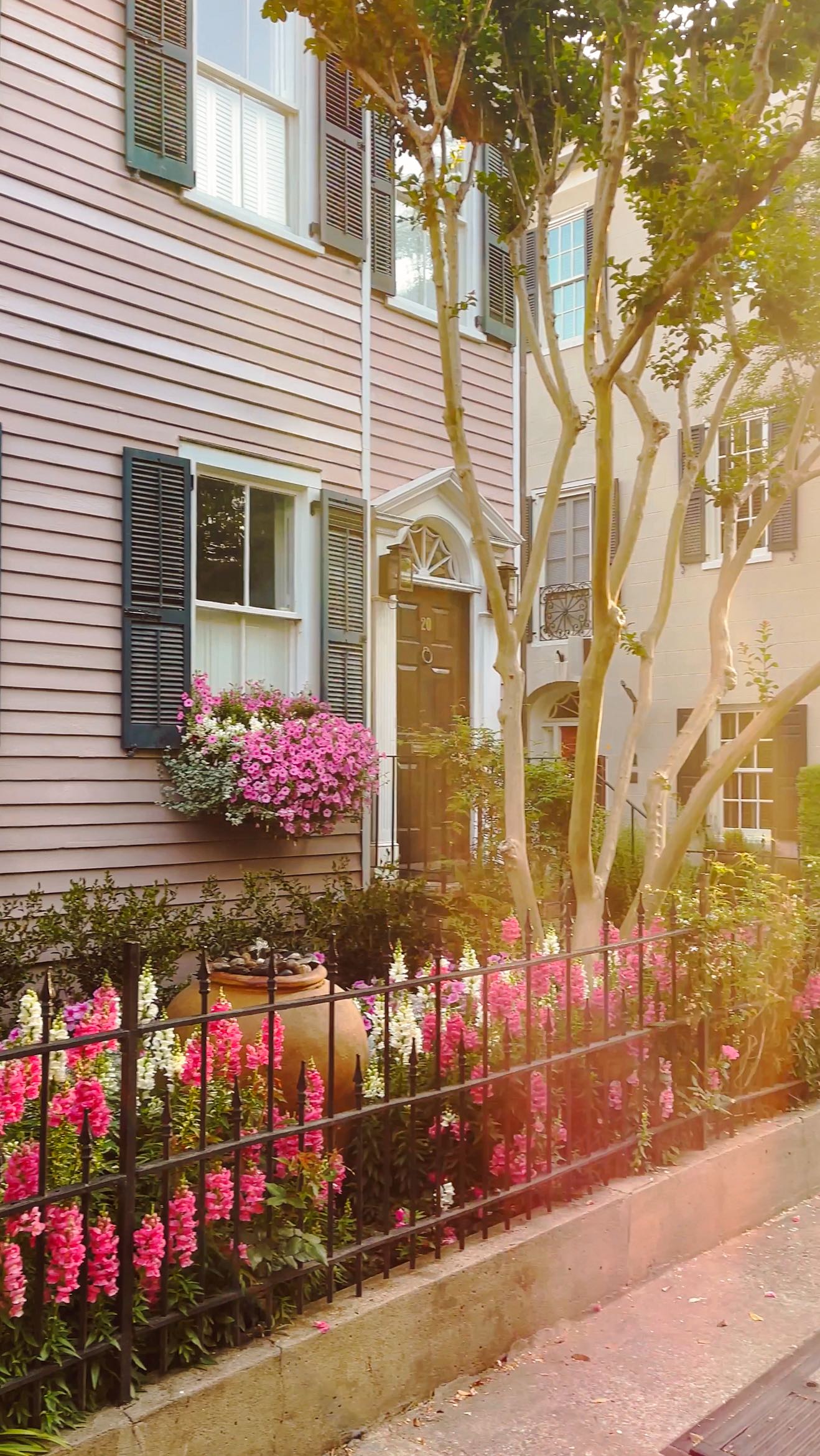 Weāre still Charleston. ā¬ļø
After more than a decade at the #1 spot, Charleston has slipped to #3 on @travelandleisureās list of Best U.S. Citiesābehind Santa Fe and New Orleans.
Do you agree? #charlestonsc
