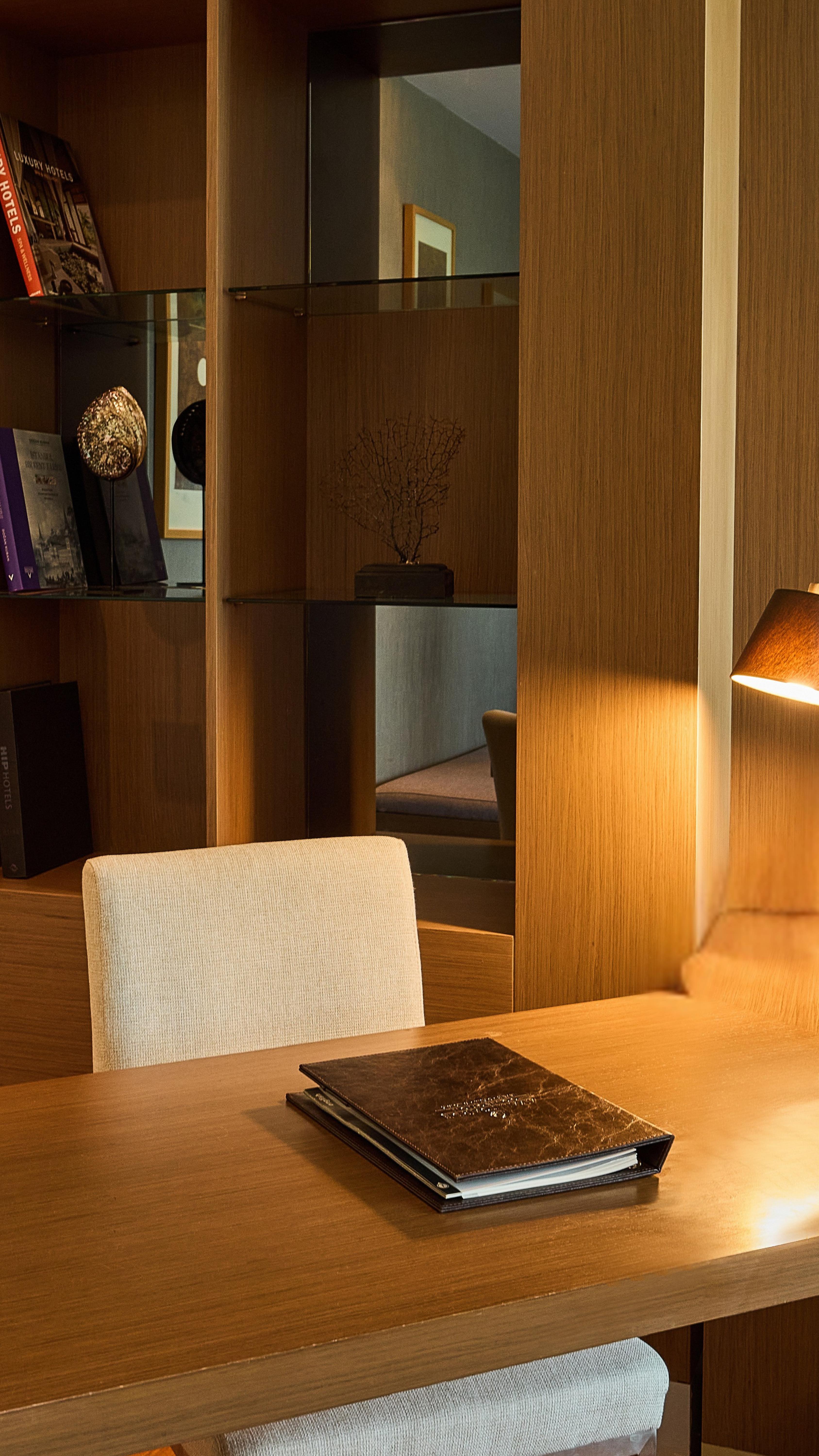 Avantgarde Urban Levent: Designed for the City Professionals
Located in the heart of Levent, Avantgarde Urban Levent is crafted for modern professionals who balance business with lifestyle.
Begin your day with a jog by the Bosphorus and coffee in Bebek—just a short ride away. Focus in the hotel’s serene workspaces, or hold meetings in the comfort of our art-filled interiors. Step out for lunch at Kanyon , just minutes away by walking, or enjoy a gastronomic experience at our in-house restaurant, ACE. Wrap up the day with a workout at the gym or a moment of relaxation in the spa, soothing massages by expert hands.
This is the contemporary comfort of Istanbul—where work and life meet effortlessly.