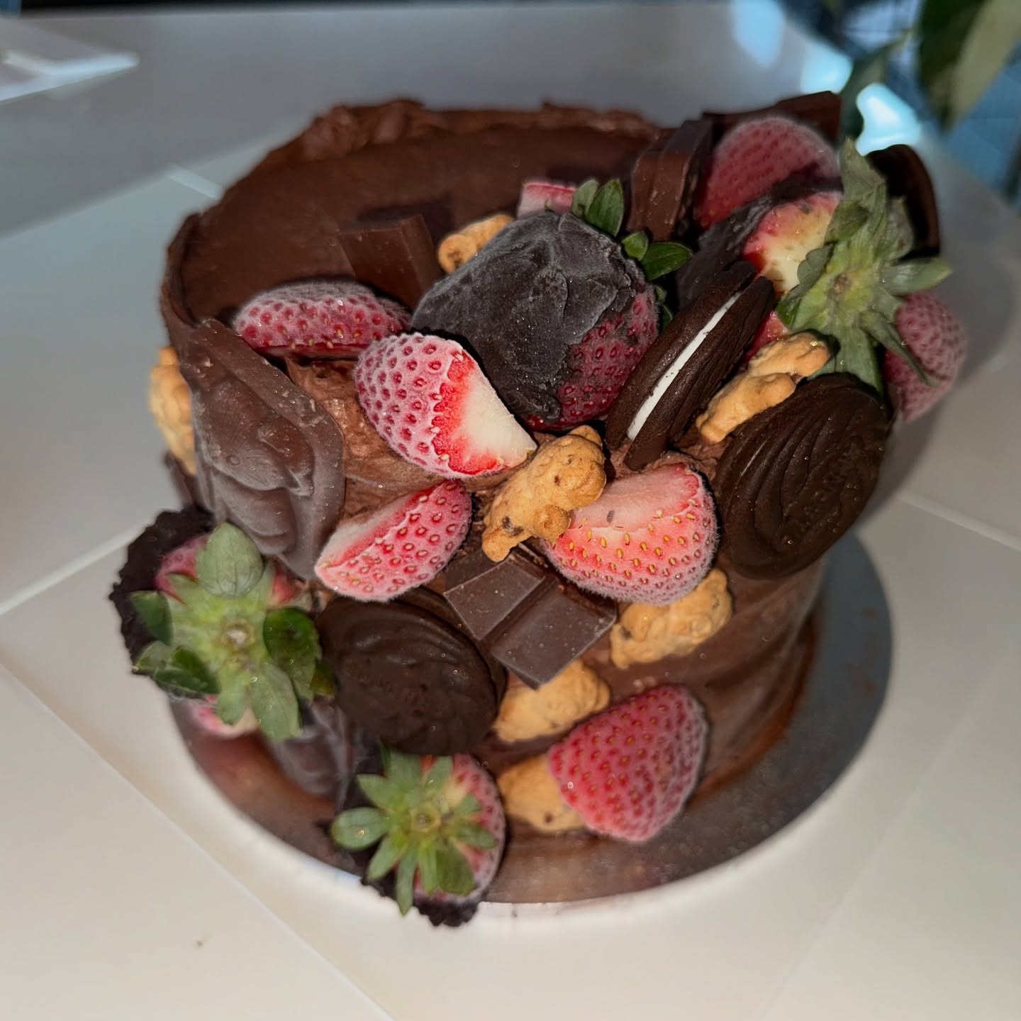 This cake understood the assignment 🍫🔥
✅ Moist as anything chocolate mud layers
✅Creamy milk choc ganache + whipped cream combo
✅ Wrapped in luscious choc buttercream with that elegant naked crumb finish
And then we absolutely went off with the toppings: Oreos, choc-dipped strawbs, koala-shaped choccies, blocks on blocks of chocolate and those iconic Tiny Teddys living their best life 🧸💃✨
The real kicker? She’s a gluten, lactose, dairy AND nut free queen 👑
Basically, the Beyoncé of allergy-safe cakes.
Order yours at www.tessiestreats.com.au 😉
#TessiesTreats #GlutenFreeGlowUp #TinyTeddysBigAdventure