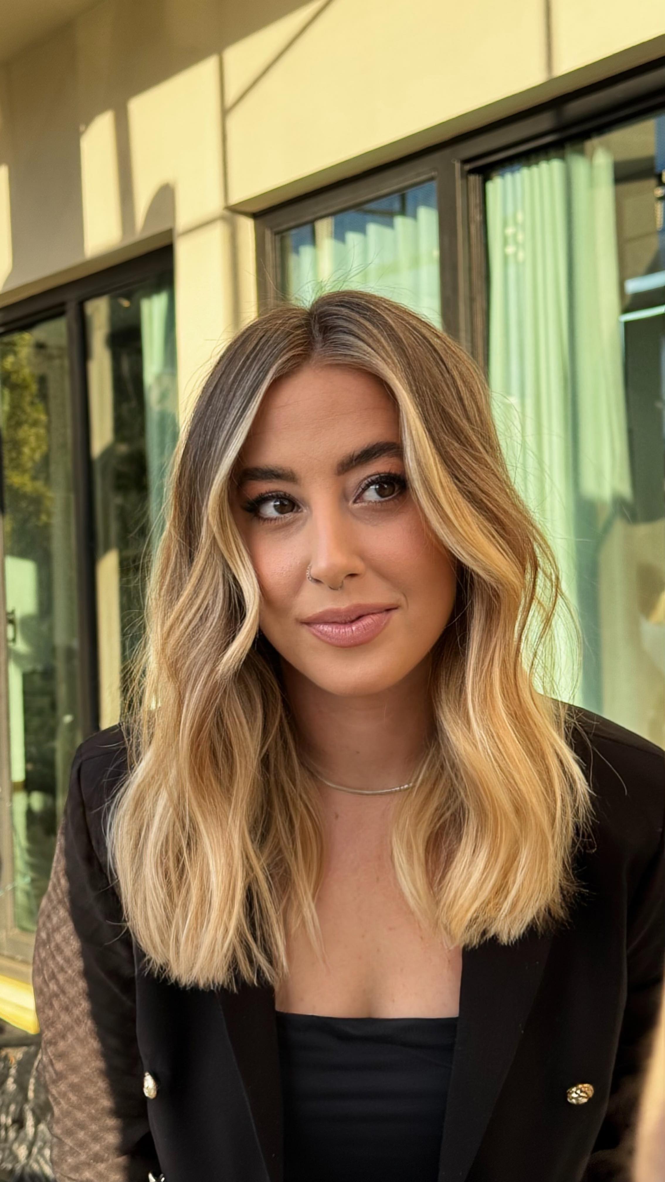 Baby Blonde ✨ o loiro dos sonhos com acabamento sofisticado, natural e radiante.
Fios iluminados desde a raiz, para um visual luxuoso, atemporal e com assinatura por @mariserrabeauty
🔗 Clique no link da bio e reserve agora seu horário!
#loiroblonde #mechascampinas #loirodossonhos #mechascriativas #babyblonde #salaodebelezacampinas #blondehair #beauty #loirosaudavel